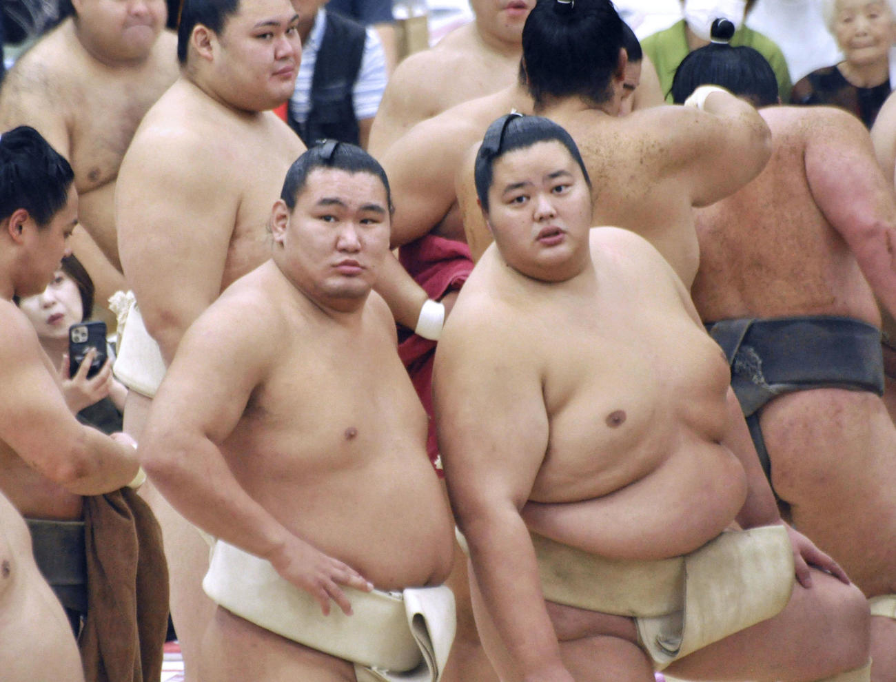 朝稽古中に会話を交わす豊昇龍（手前左）と琴桜（共同）