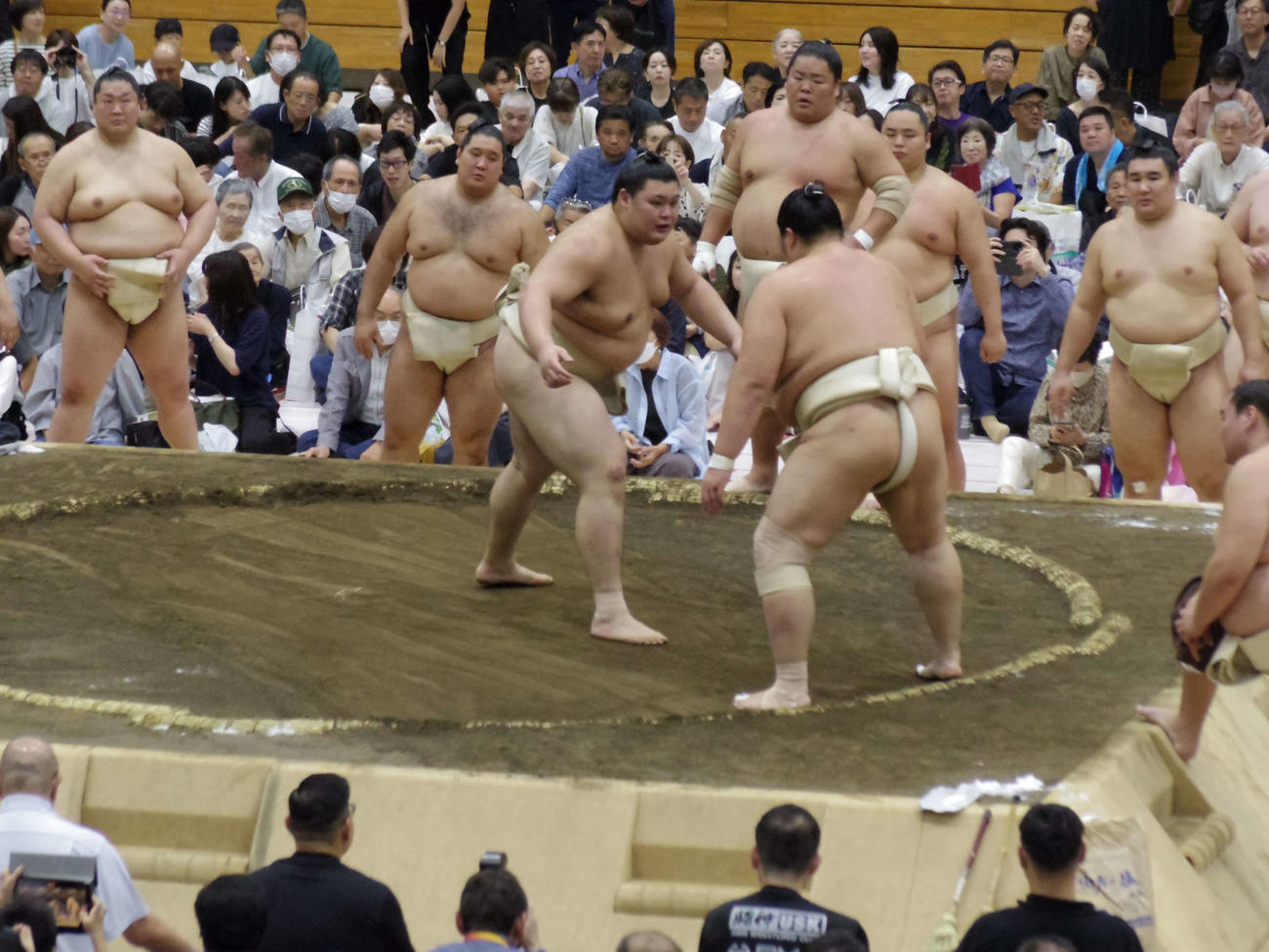 ぶつかり稽古で胸を出す新大関大の里（中央）（撮影・奥岡幹浩）