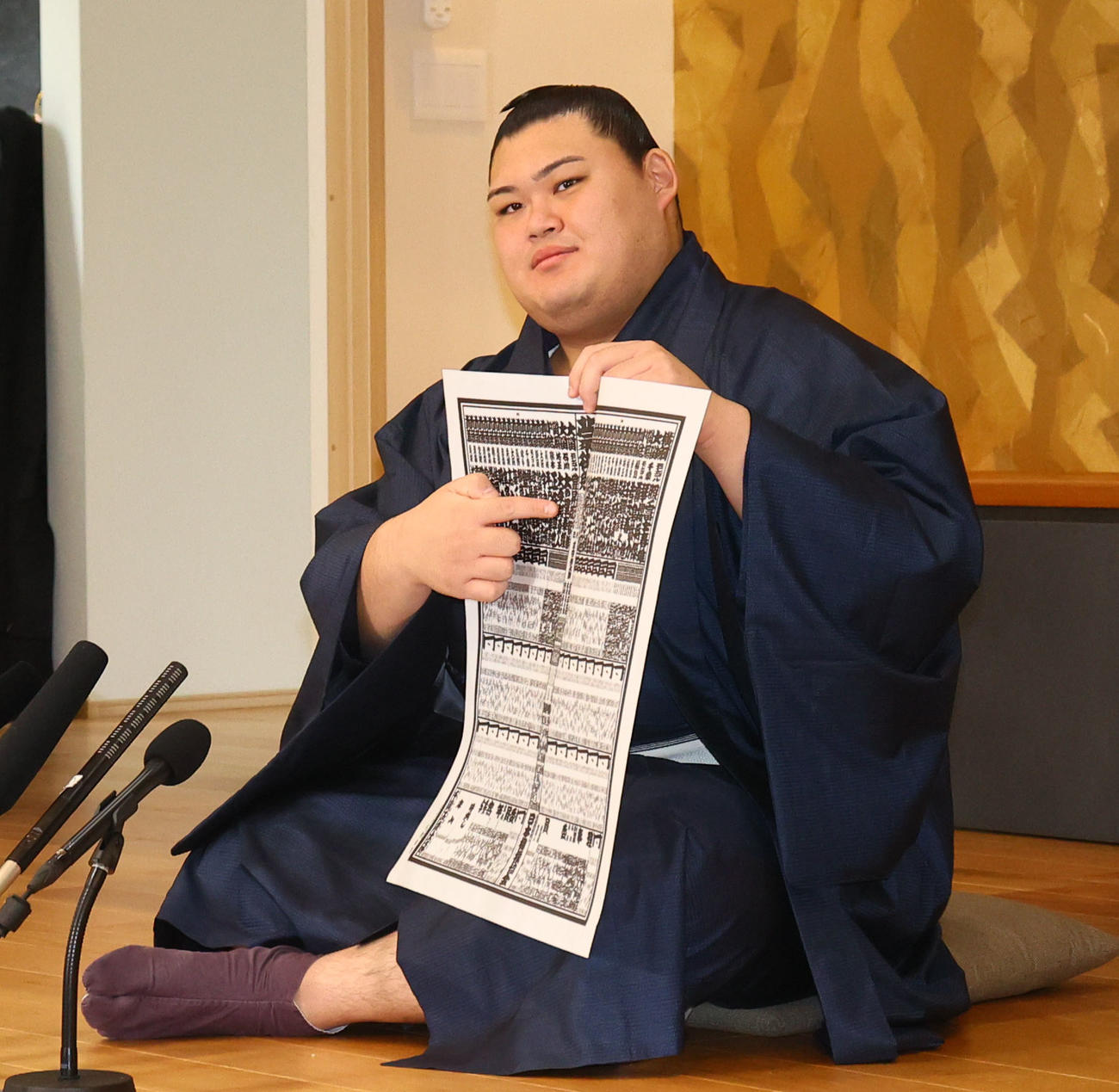 二所ノ関部屋宿舎で新番付表を手に名前を指さす大の里（撮影・鬼束羽瑠菜）