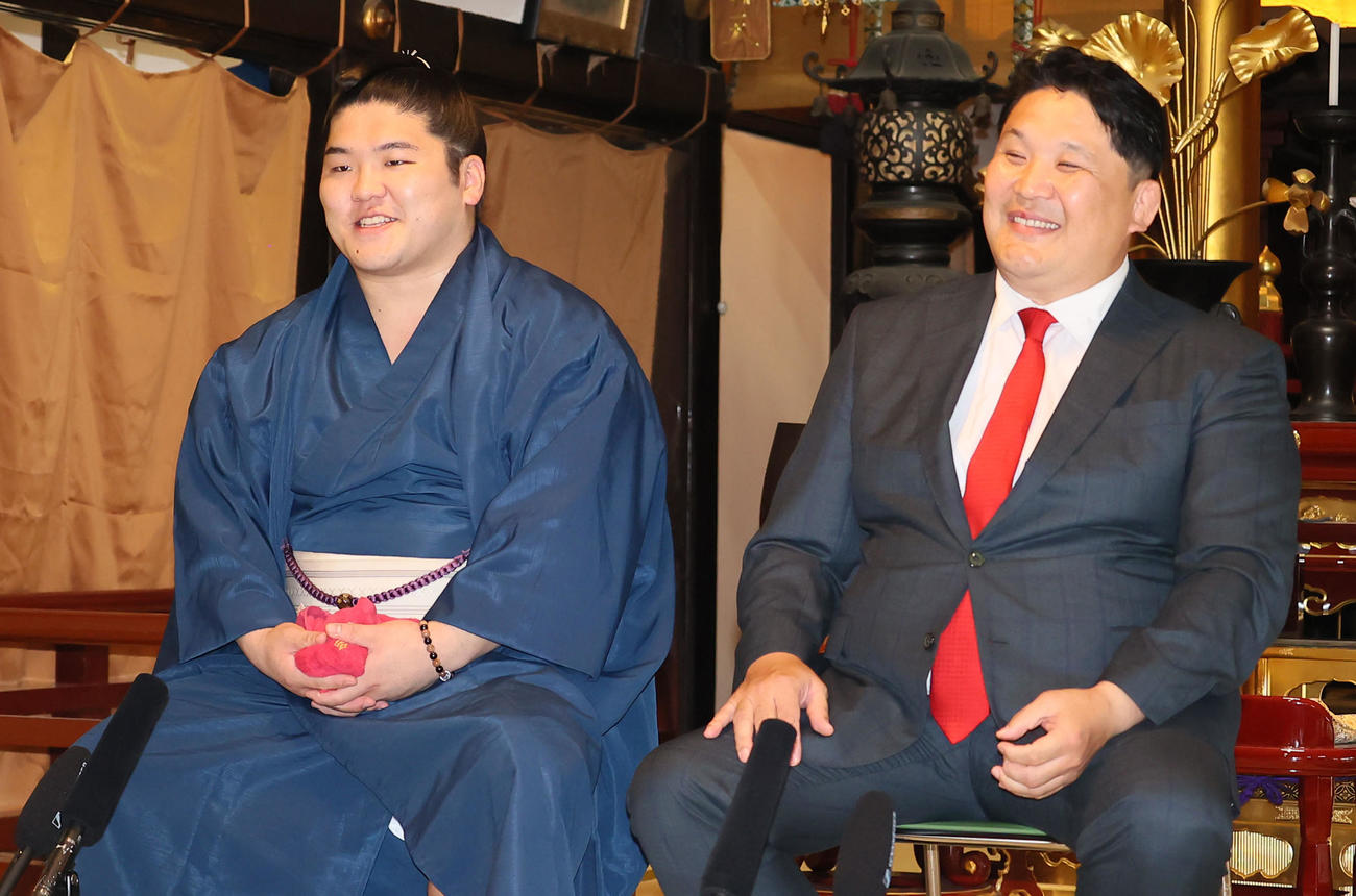 番付発表会見をおこなう朝紅龍。右は、高砂親方（撮影・鬼束羽瑠菜）