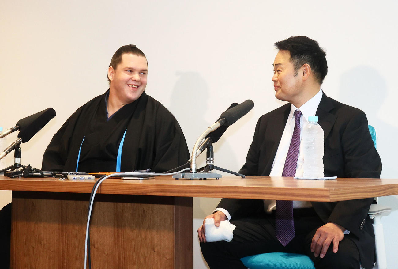 和やかな雰囲気で会見を行う獅司（左）と雷親方（撮影・鬼束羽瑠菜）