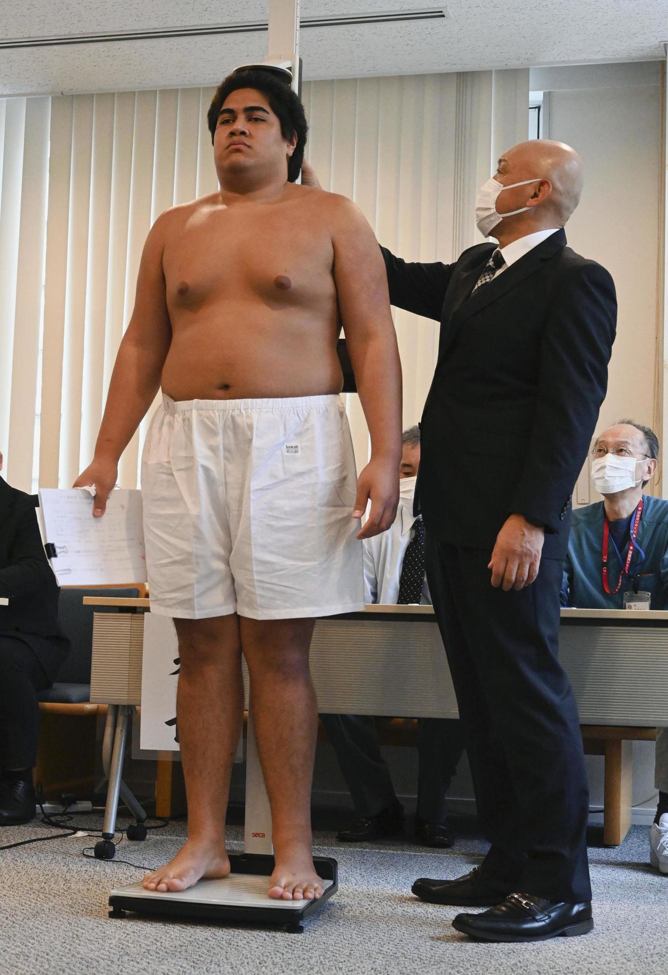 新弟子検査で身長を測るダニエル・アイルア（共同）
