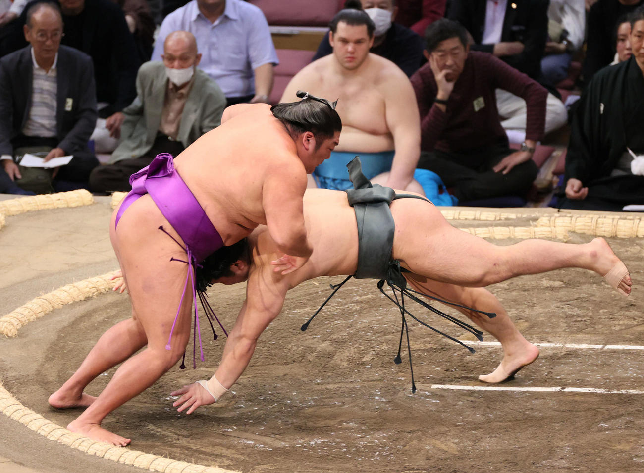 大相撲九州場所　初日　尊富士ははたき込みで朝紅龍を破る（撮影・加藤孝規）
