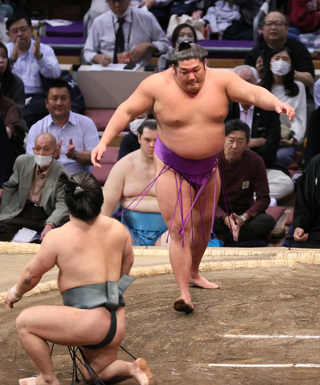 大相撲九州場所　初日　尊富士ははたき込みで朝紅龍を破る（撮影・加藤孝規）