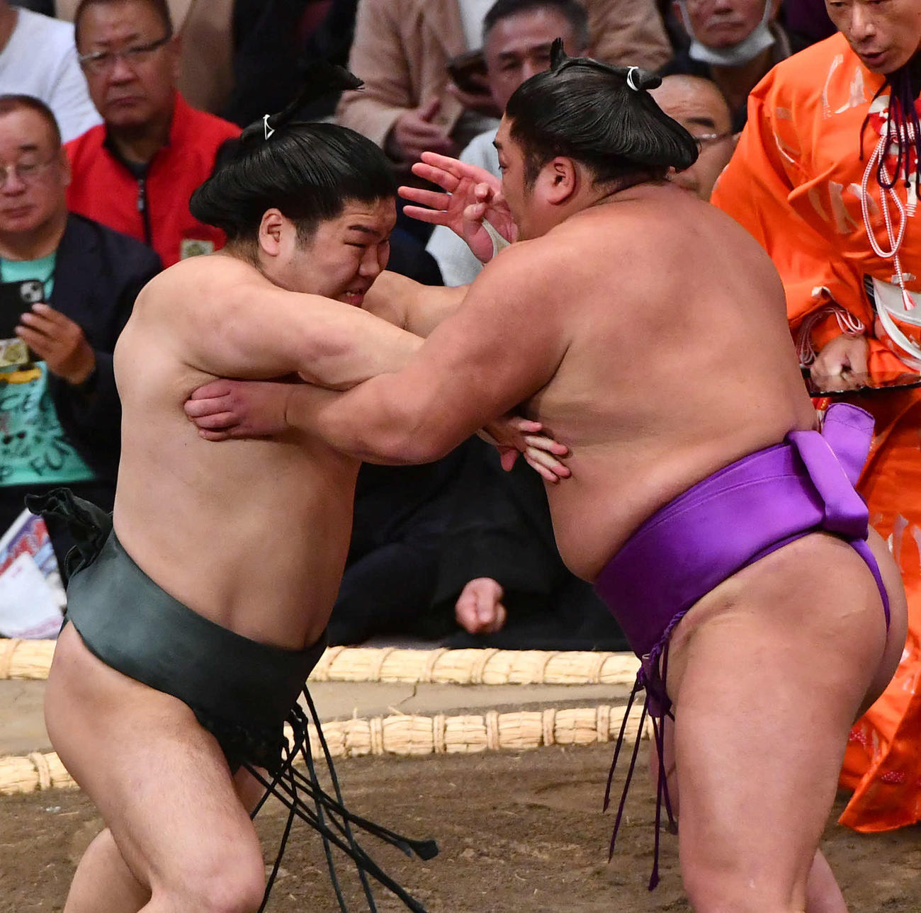 尊富士（右）を攻める朝紅龍（撮影・岩下翔太）