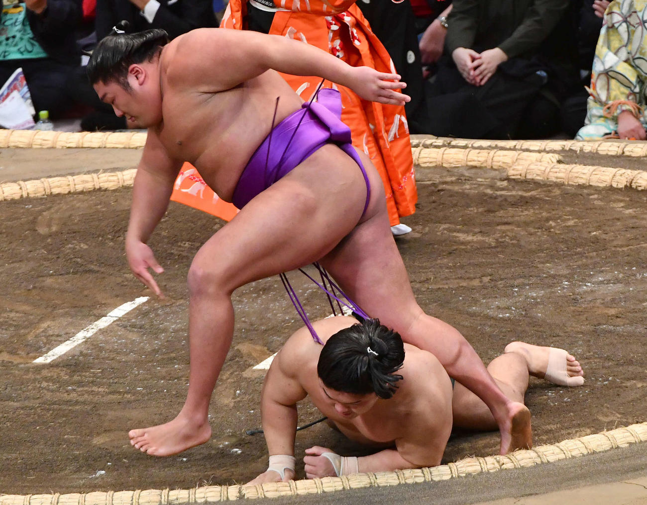尊富士（左）ははたき込みで朝紅龍を破る（撮影・岩下翔太）