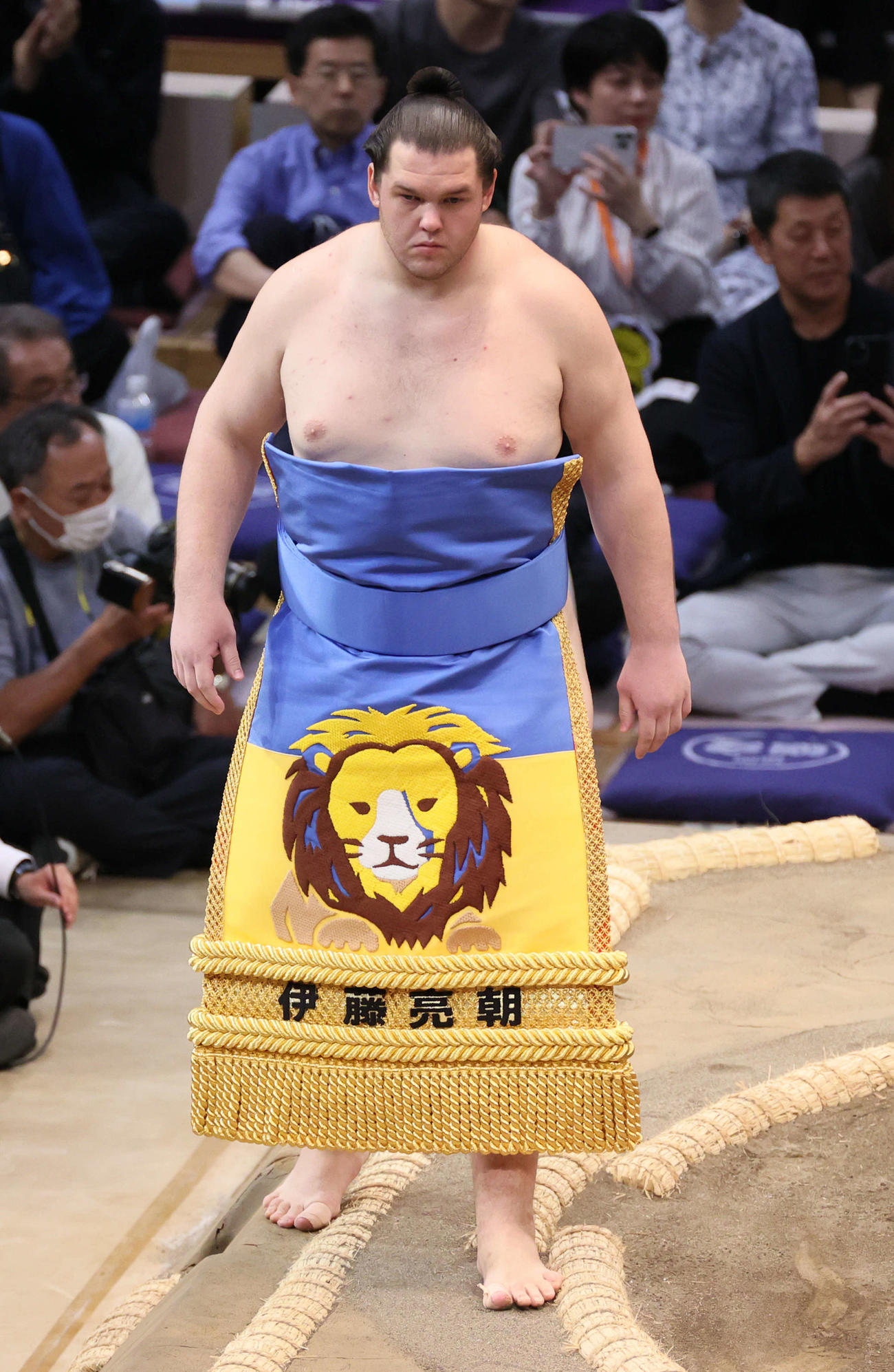 大相撲九州場所　初日　獅司土俵入り（撮影・加藤孝規）