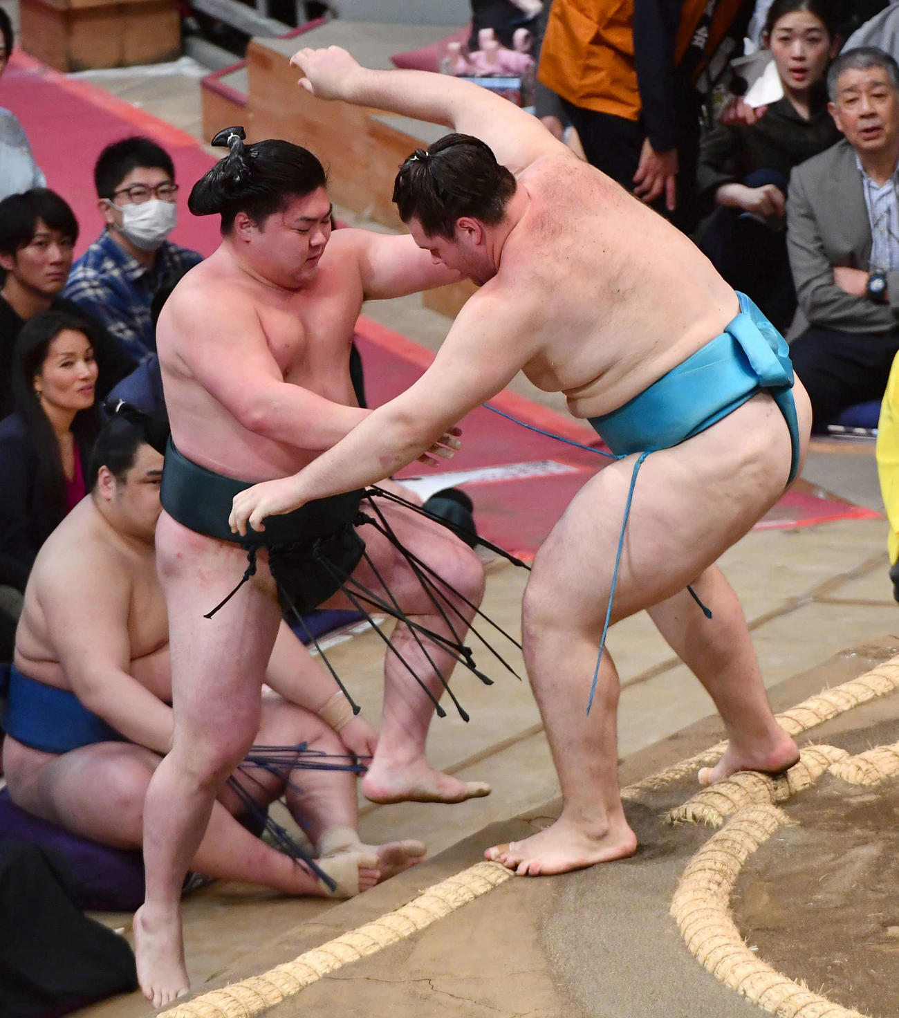 獅司（右）は時疾風を寄り切りで破る（撮影・岩下翔太）
