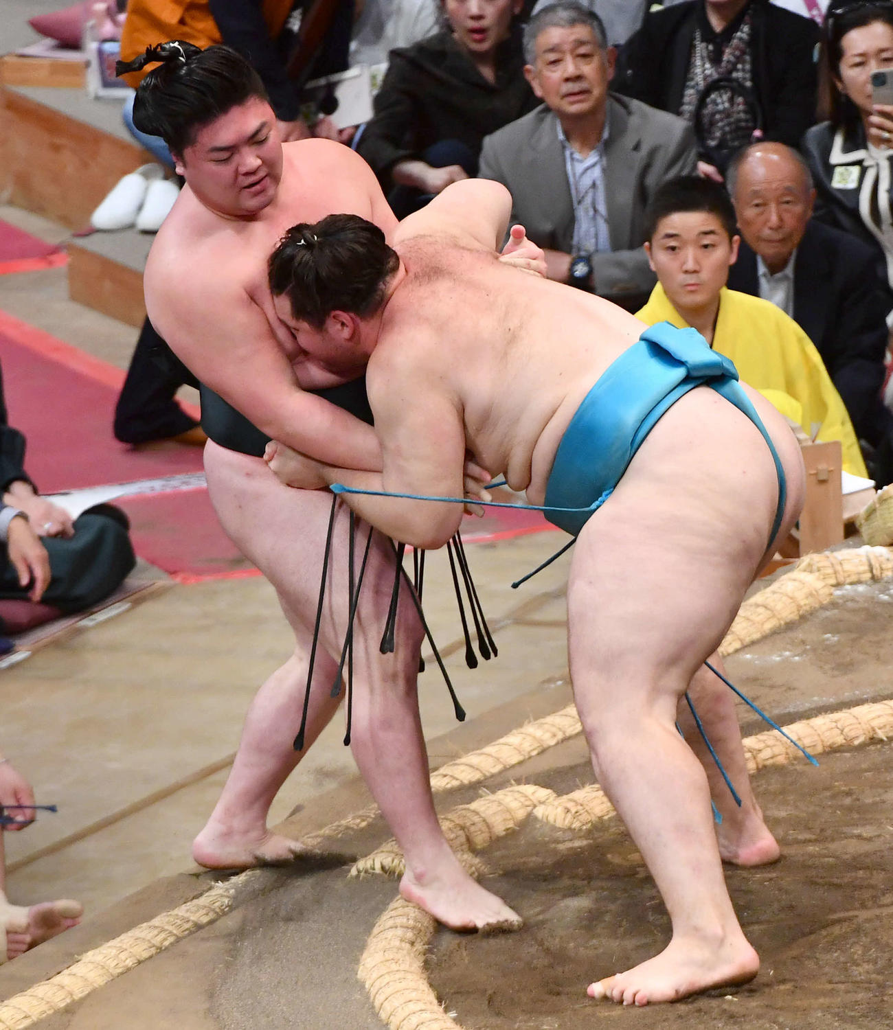 獅司（右）は時疾風を寄り切りで破る（撮影・岩下翔太）