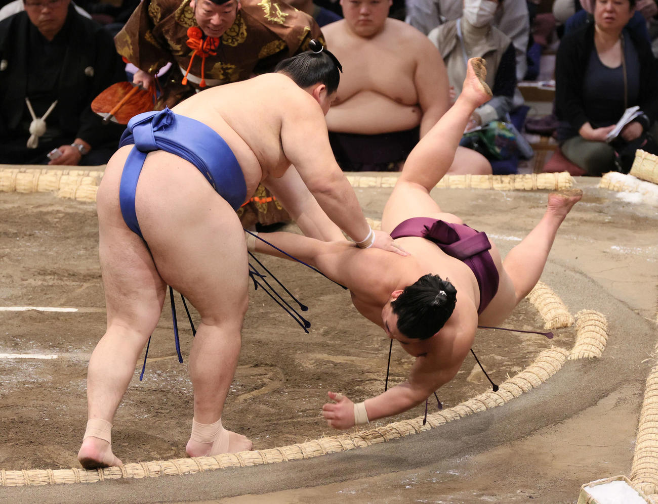 大相撲九州場所　初日　大の里は突き落としで平戸海を破る（撮影・加藤孝規）