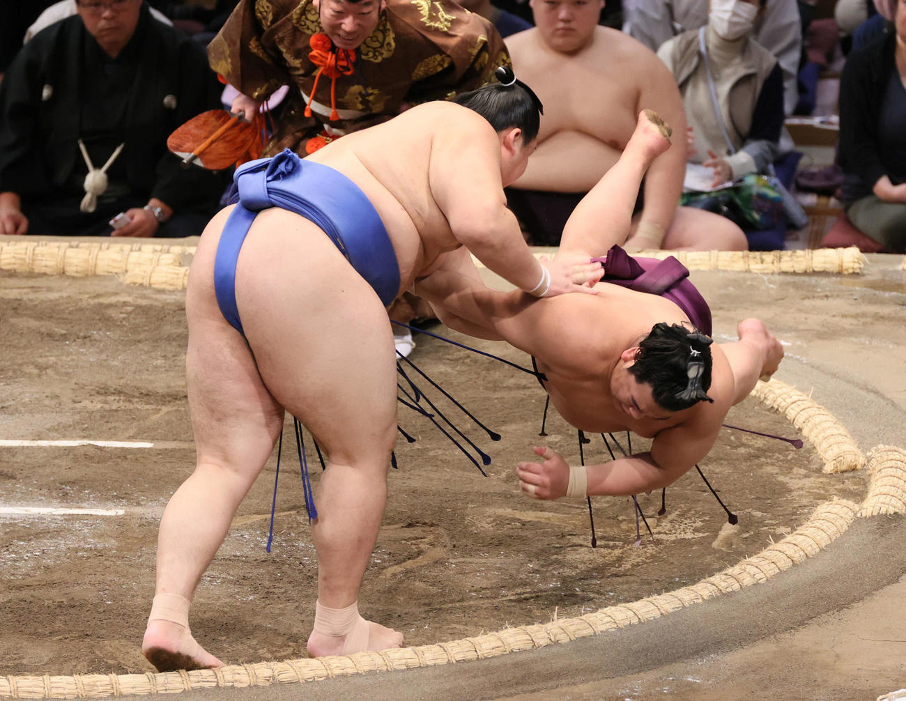 大相撲九州場所　初日　大の里は突き落としで平戸海を破る（撮影・加藤孝規）