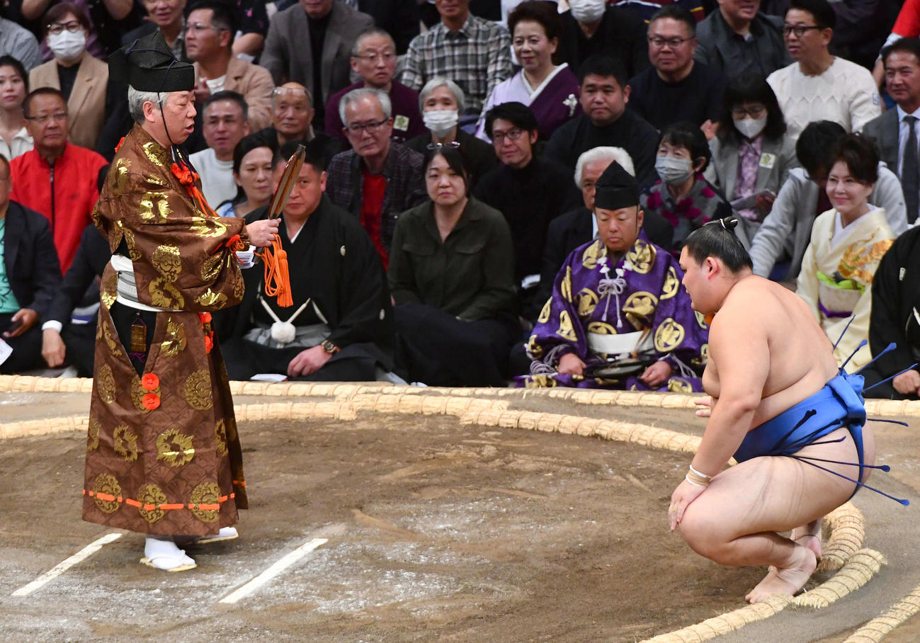 平戸海を突き落としで破り、勝ち名のりを受ける大の里（撮影・岩下翔太）