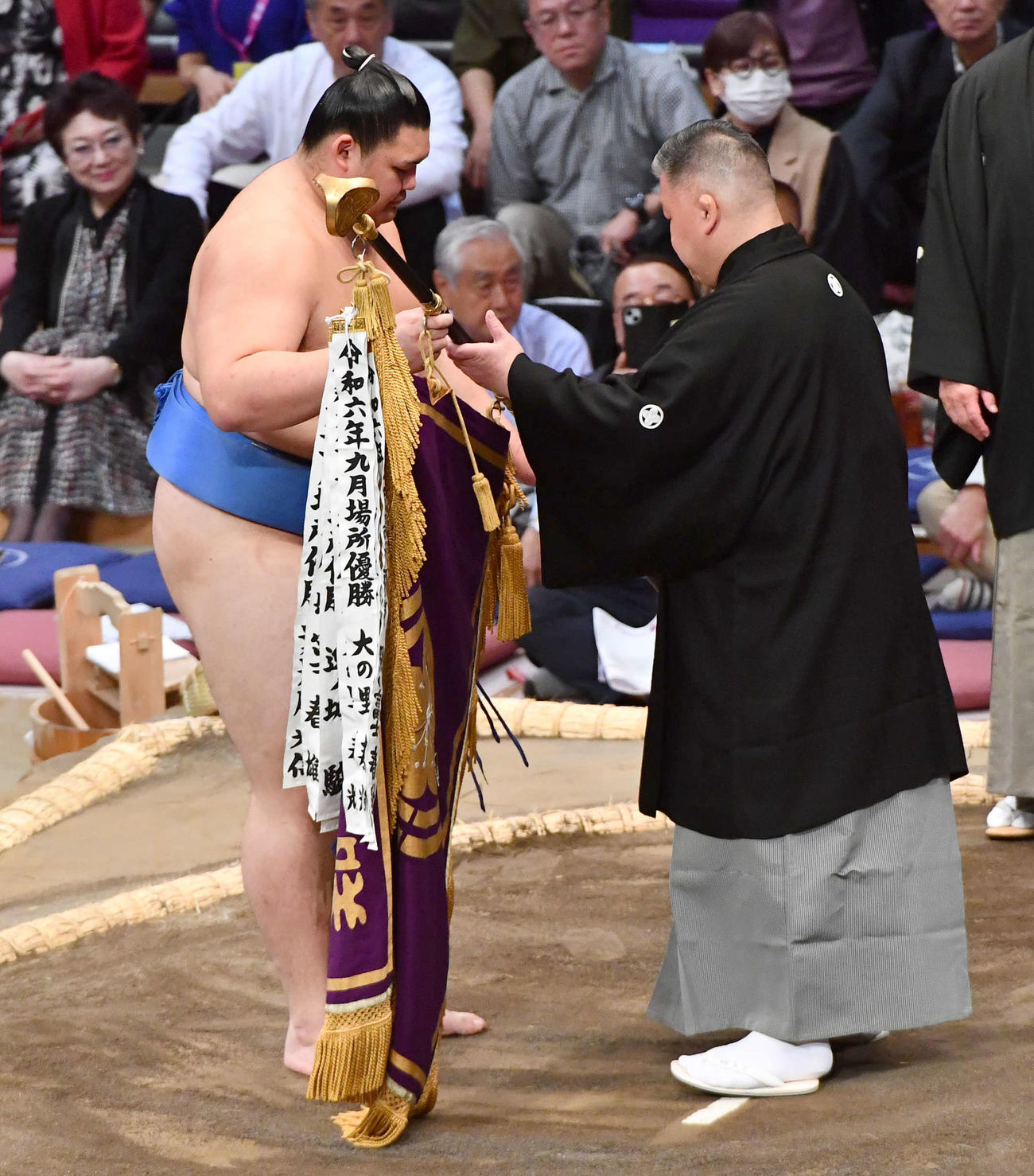 先場所の優勝旗を高田川審判部長（右）に返還する大の里（撮影・岩下翔太）