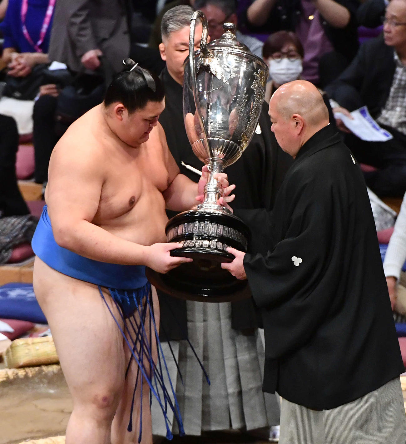 先場所の優勝賜杯を八角理事長（右）に返還する大の里（撮影・岩下翔太）