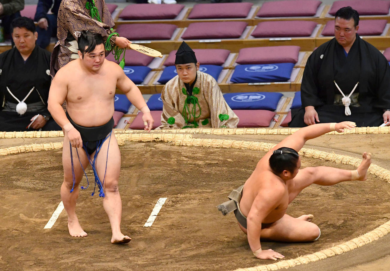 大相撲九州場所2日目　炎鵬（左）は翠桜を下手投げで破る（撮影・岩下翔太）