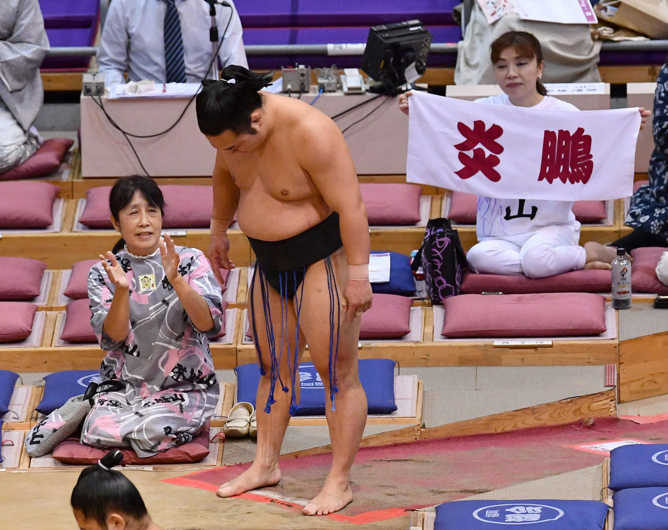 大相撲九州場所2日目　翠桜を下手投げで破り、花道を引き揚げる炎鵬（撮影・岩下翔太）