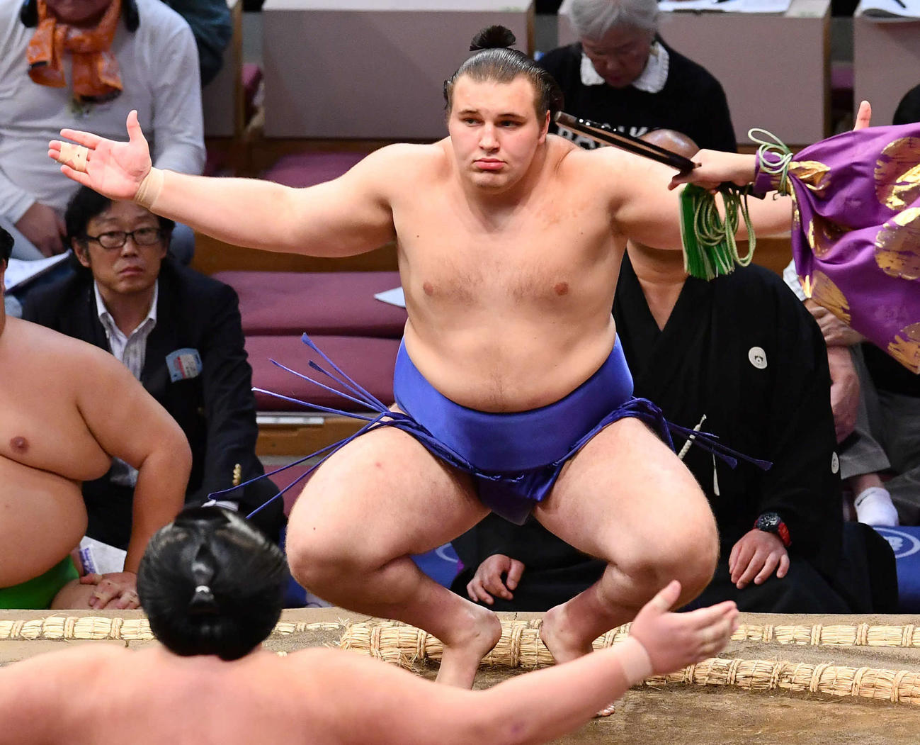 大相撲九州場所2日目　大青山（手前）との取組に臨む安青錦（撮影・岩下翔太）