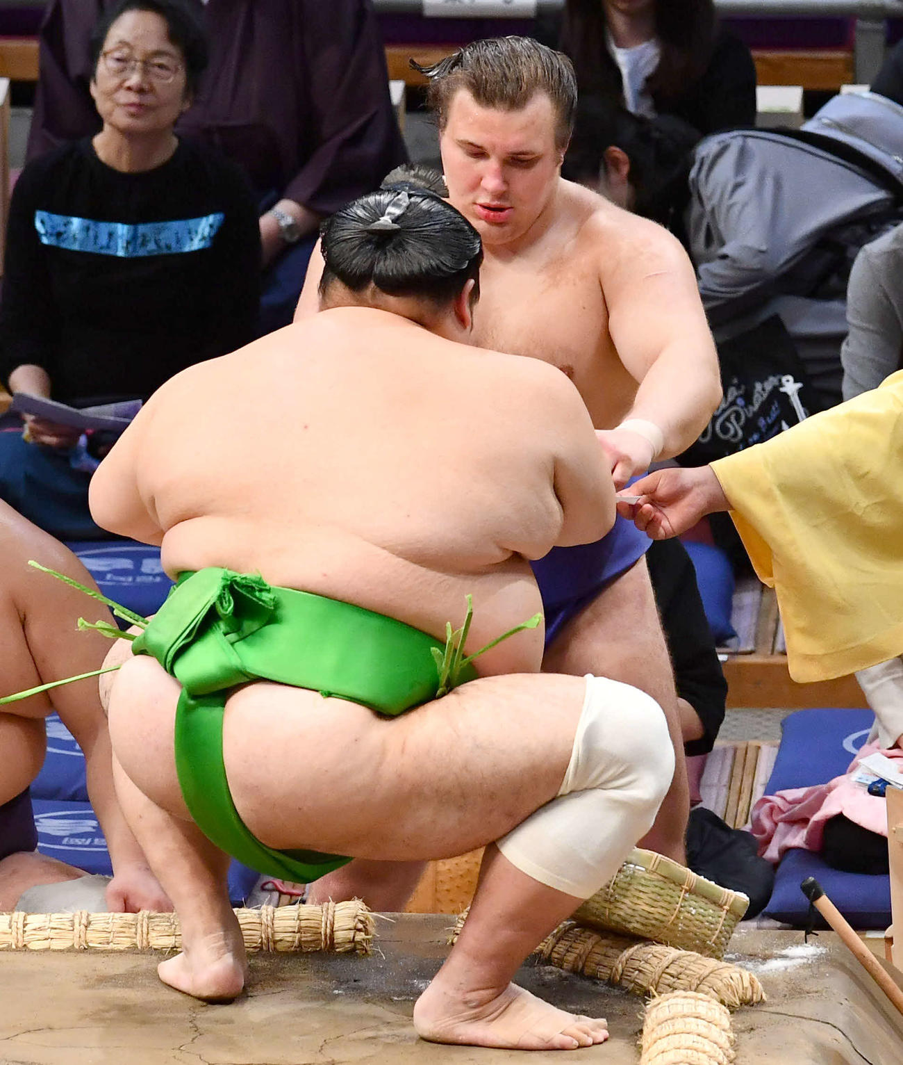 大相撲九州場所2日目　千代丸（左）に力水のひしゃくを手渡す安青錦（撮影・岩下翔太）