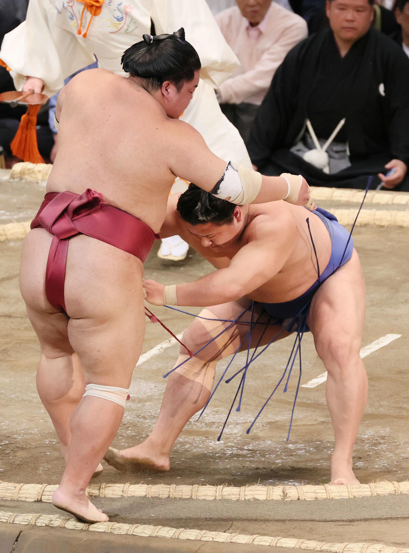 若隆景（右）は押し出しで大栄翔を破る（撮影・加藤孝規）