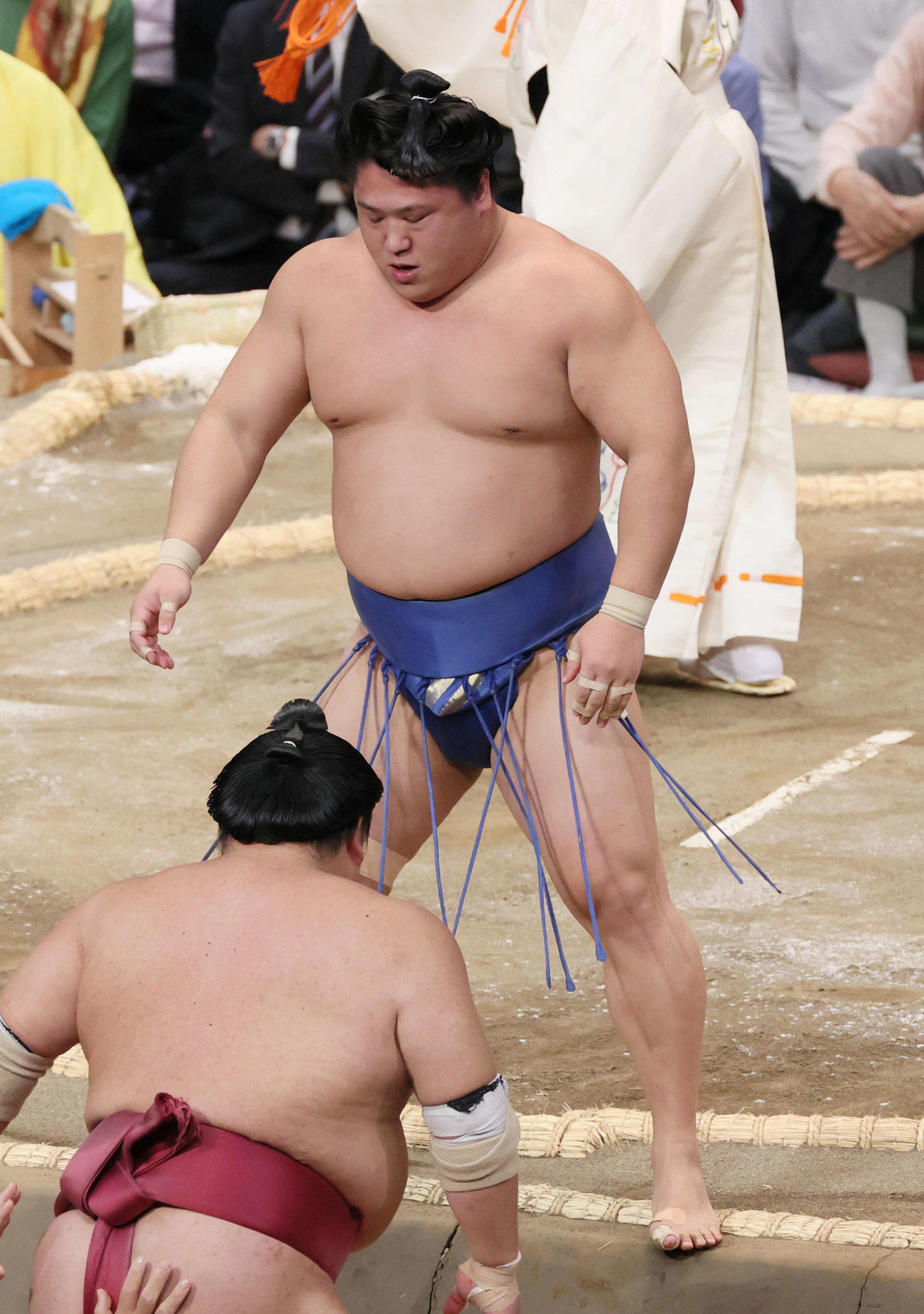 若隆景（上）は押し出しで大栄翔を破る（撮影・加藤孝規）