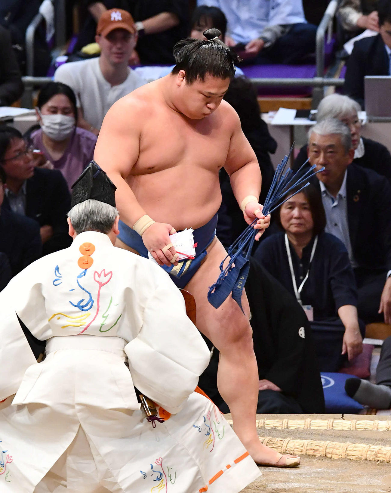 大相撲九州場所2日目　大栄翔を押し出しで破り、懸賞を手に土俵を下りる若隆景（撮影・岩下翔太）
