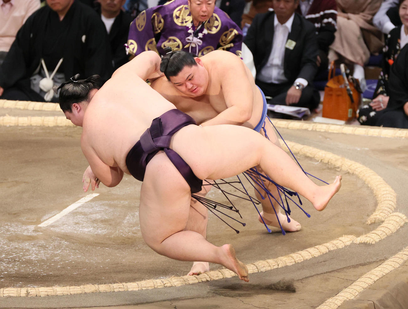 大相撲九州場所　2日目　大の里は押し倒しで王鵬を破る（撮影・加藤孝規）
