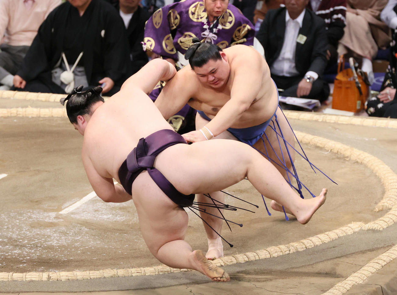 大相撲九州場所　2日目　大の里は押し倒しで王鵬を破る（撮影・加藤孝規）