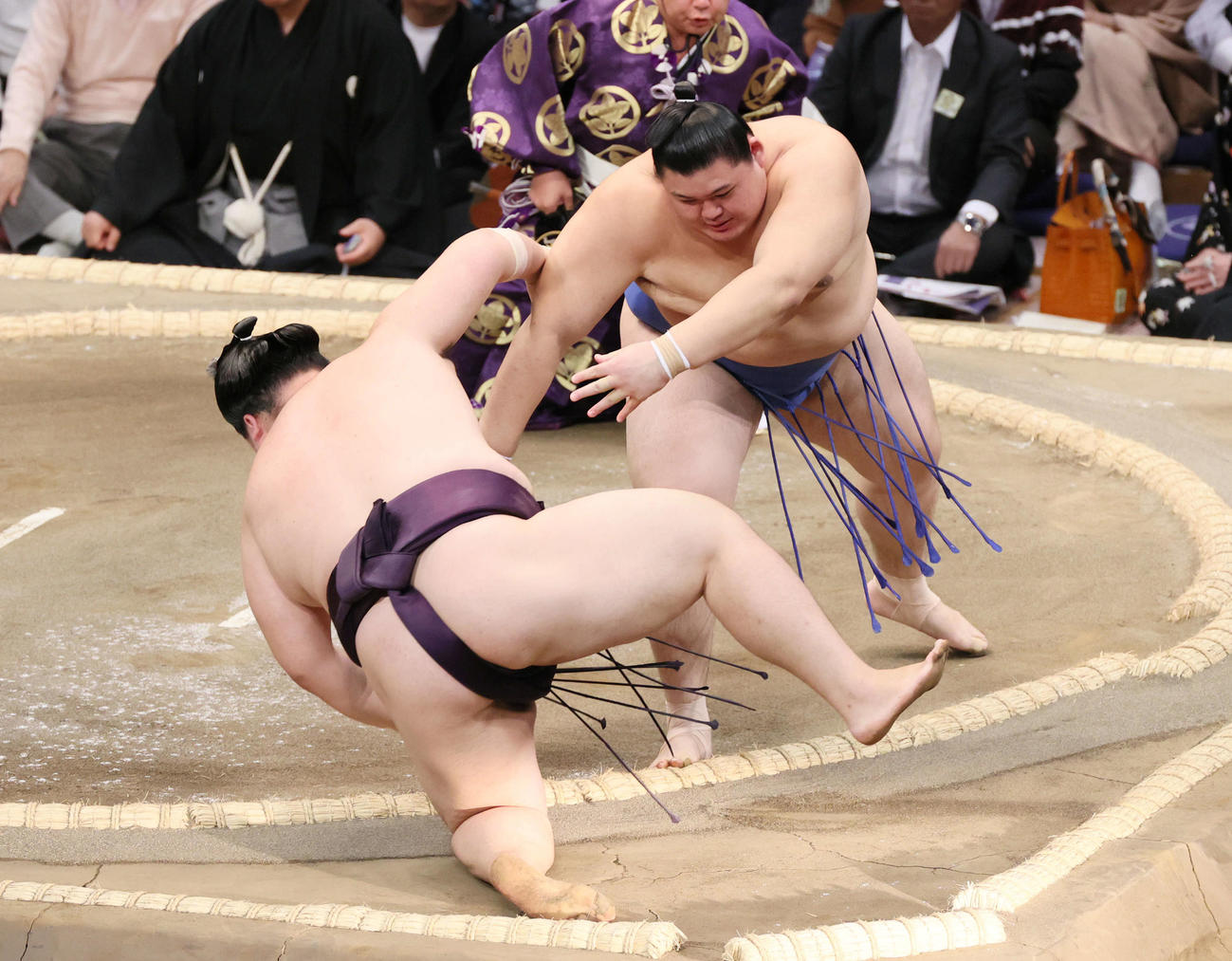 大相撲九州場所　2日目　大の里は押し倒しで王鵬を破る（撮影・加藤孝規）