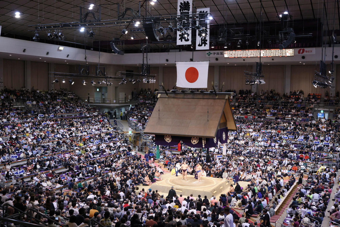大相撲九州場所　2日目　大の里、取り組み前の全景（撮影・加藤孝規）