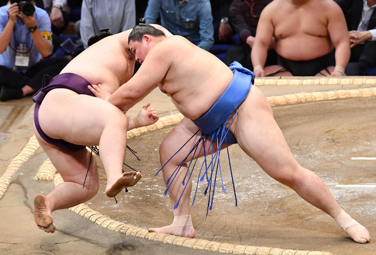 大相撲九州場所2日目　大の里（右）は王鵬を押し倒しで破る（撮影・岩下翔太）