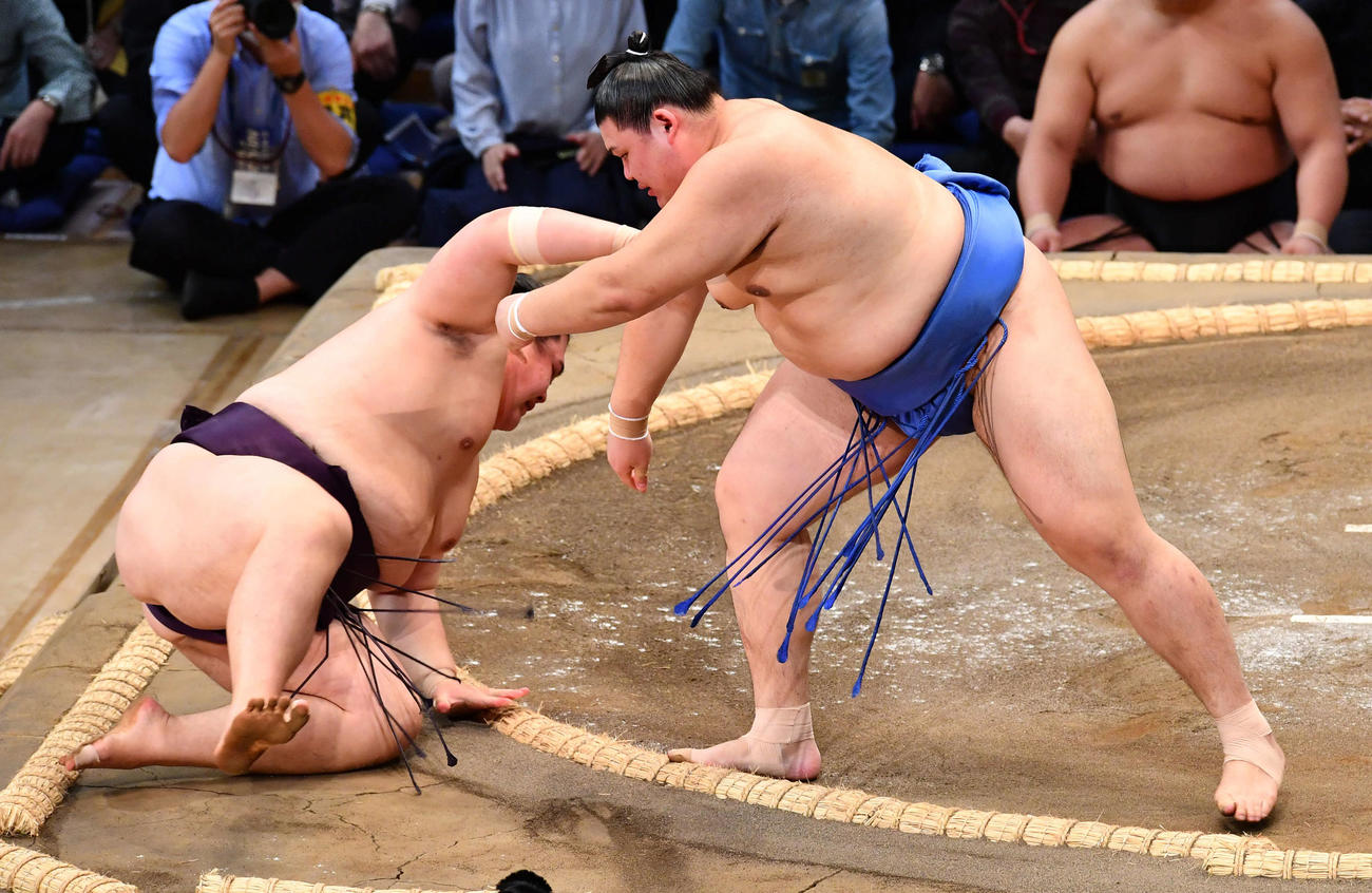 大相撲九州場所2日目　大の里（右）は王鵬を押し倒しで破る（撮影・岩下翔太）