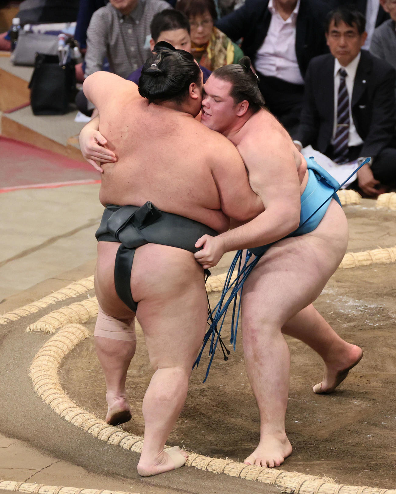 大相撲九州場所　2日目　獅司は寄り切りで武将山を破る（撮影・加藤孝規）