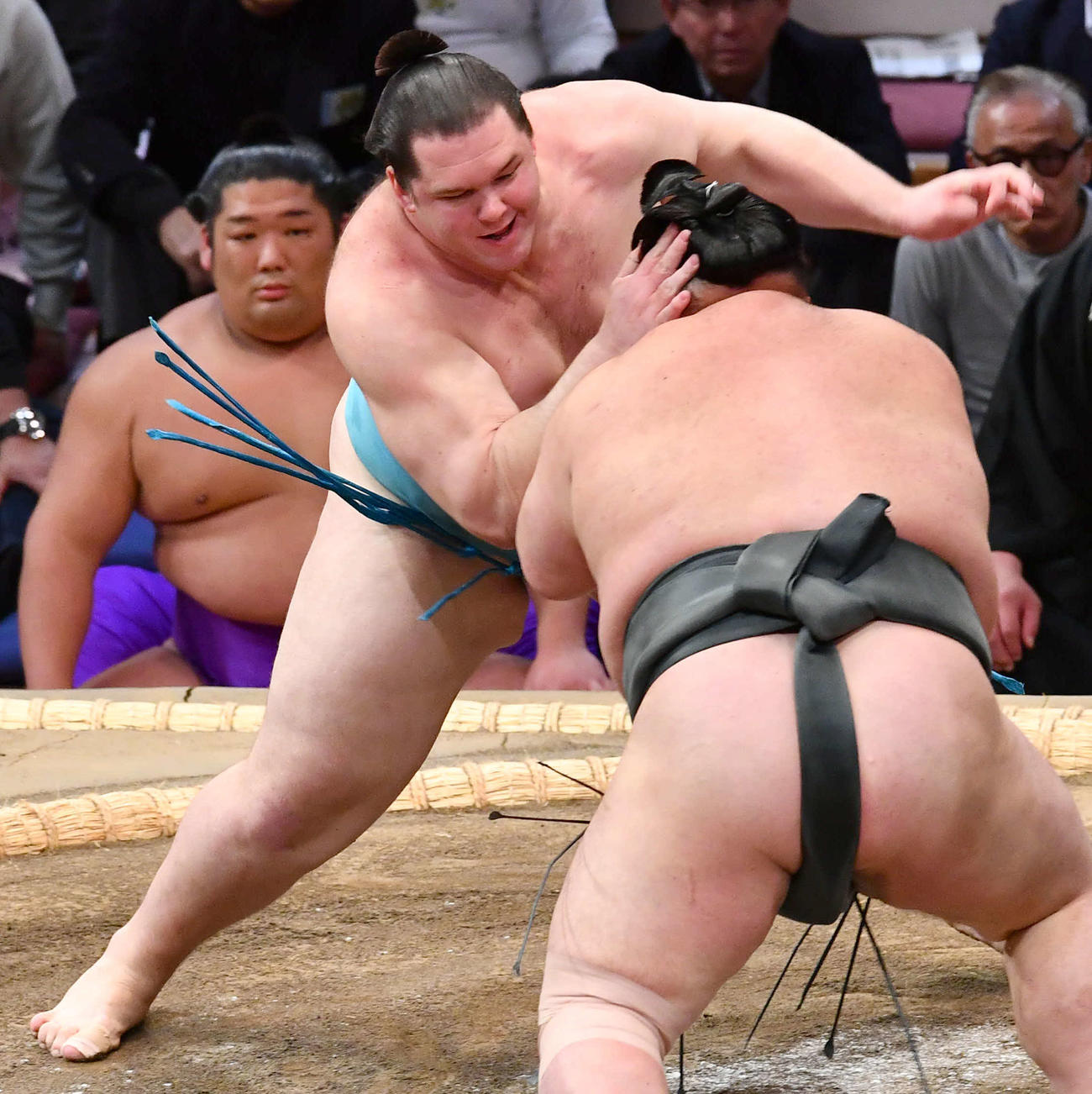 大相撲九州場所2日目　武将山（右）を攻める獅司（撮影・岩下翔太）