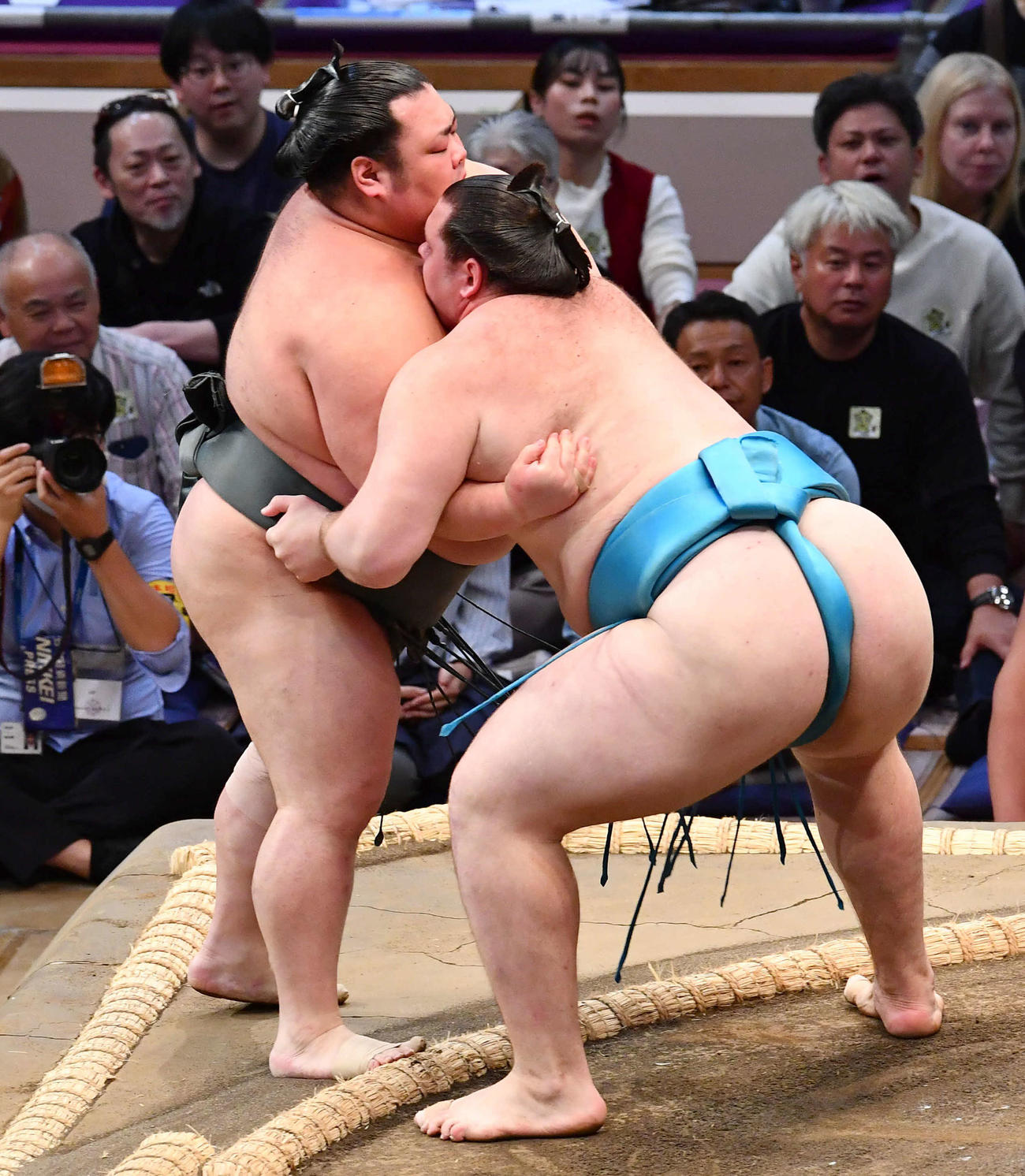 大相撲九州場所2日目　獅司（右）は武将山を寄り切りで破る（撮影・岩下翔太）