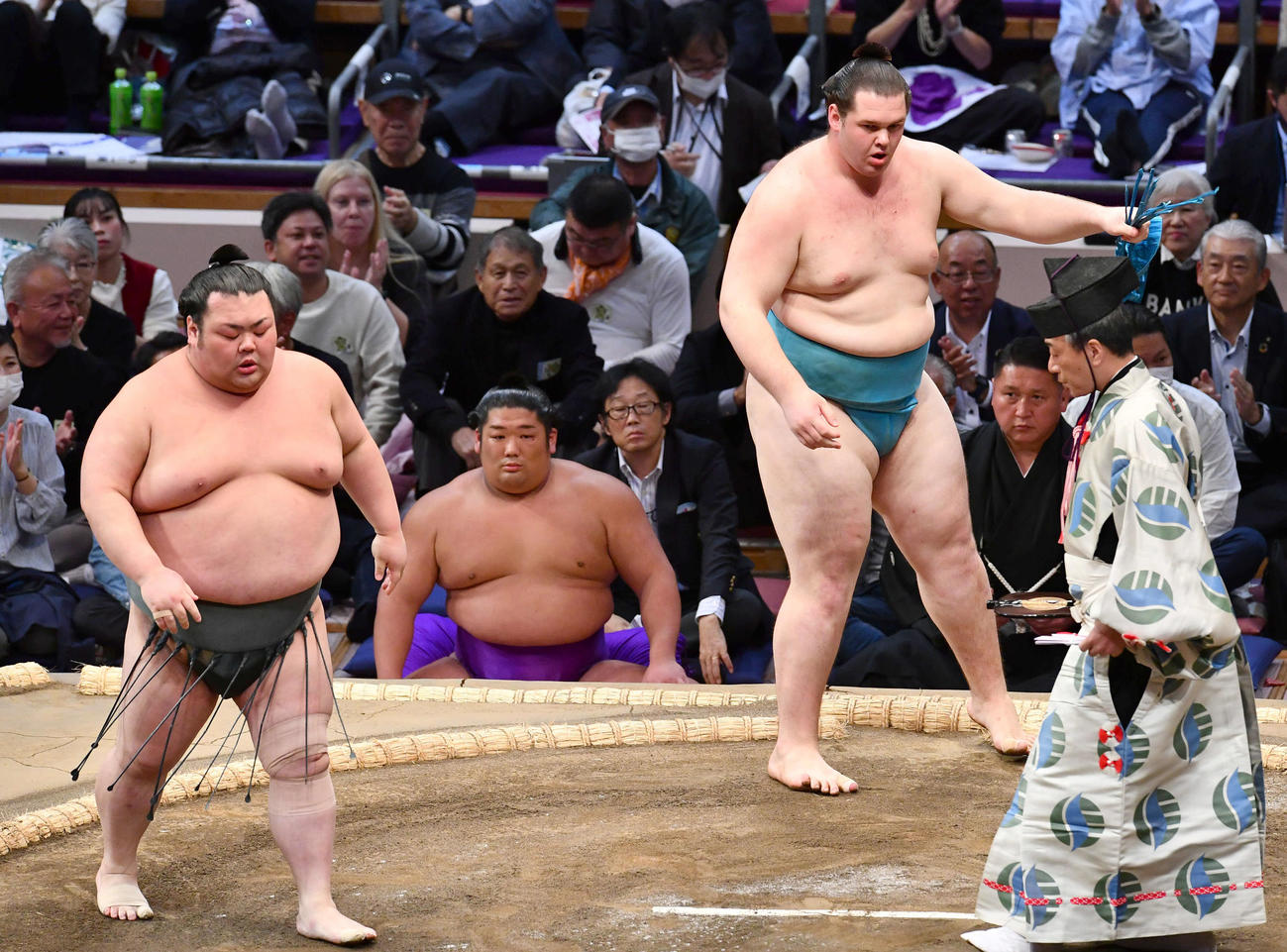大相撲九州場所2日目　寄り切りで武将山（左）を破った獅司（撮影・岩下翔太）