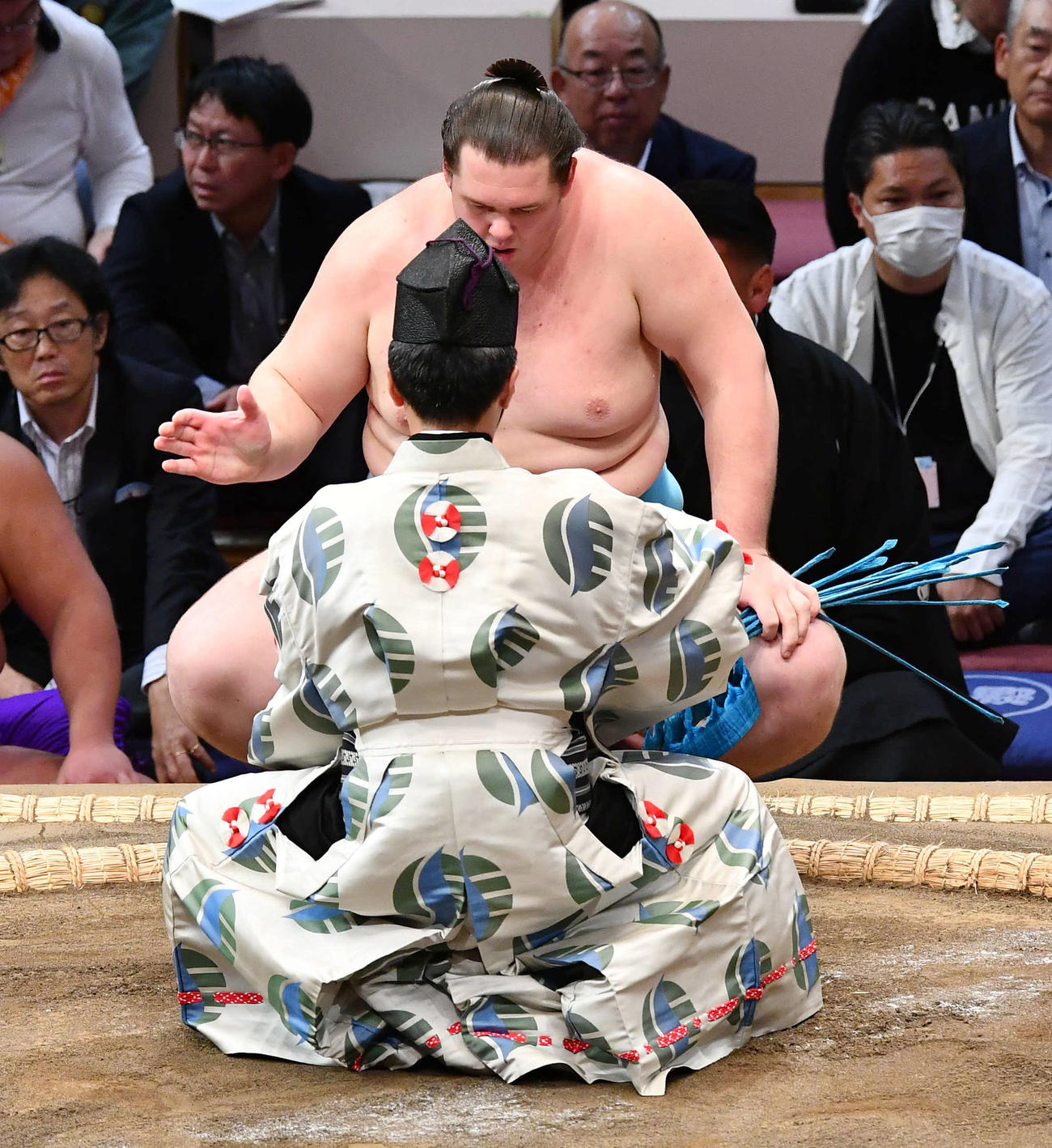 大相撲九州場所2日目　寄り切りで武将山を破り、懸賞を受け取る獅司（撮影・岩下翔太）