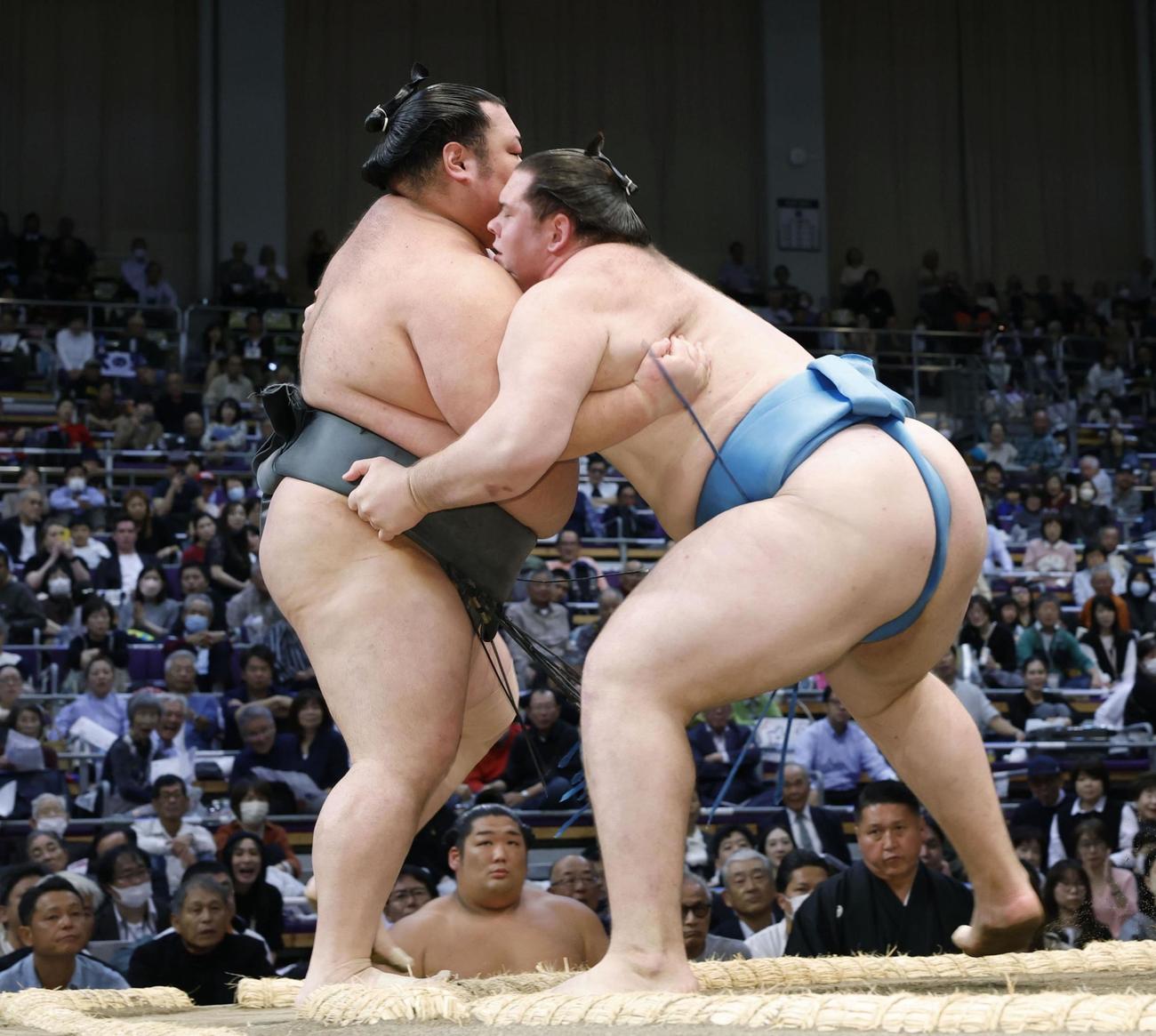 獅司（右）が寄り切りで武将山を破る（共同）