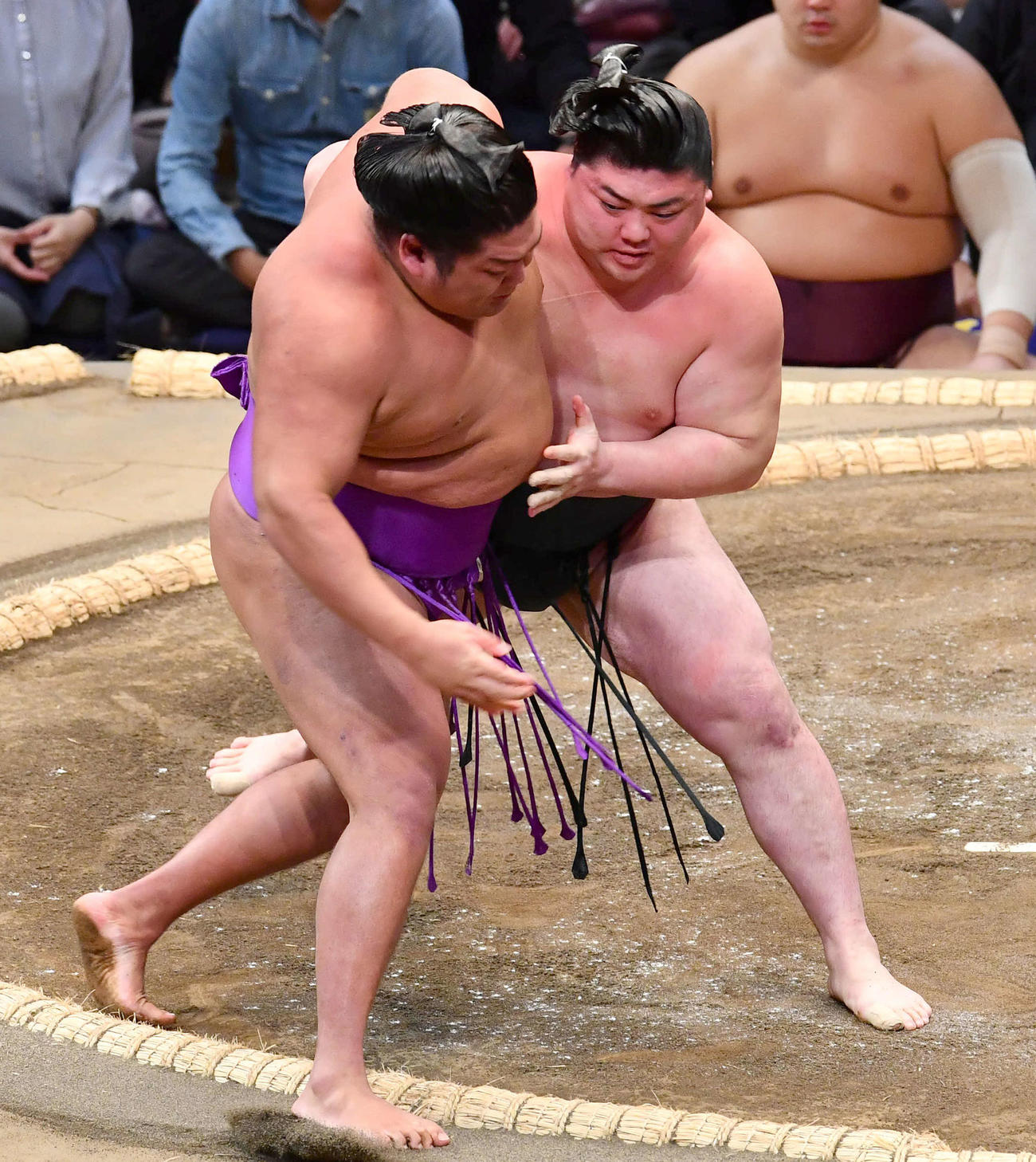 大相撲九州場所2日目　時疾風（右）は尊富士を寄り切りで破る（撮影・岩下翔太）