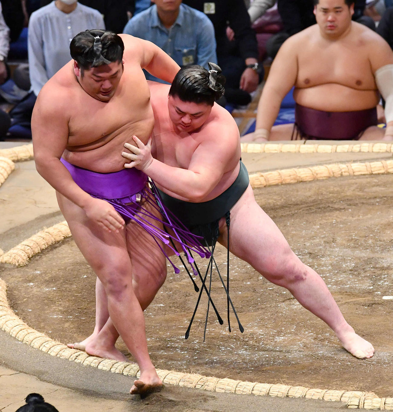 大相撲九州場所2日目　時疾風（右）は尊富士を寄り切りで破る（撮影・岩下翔太）