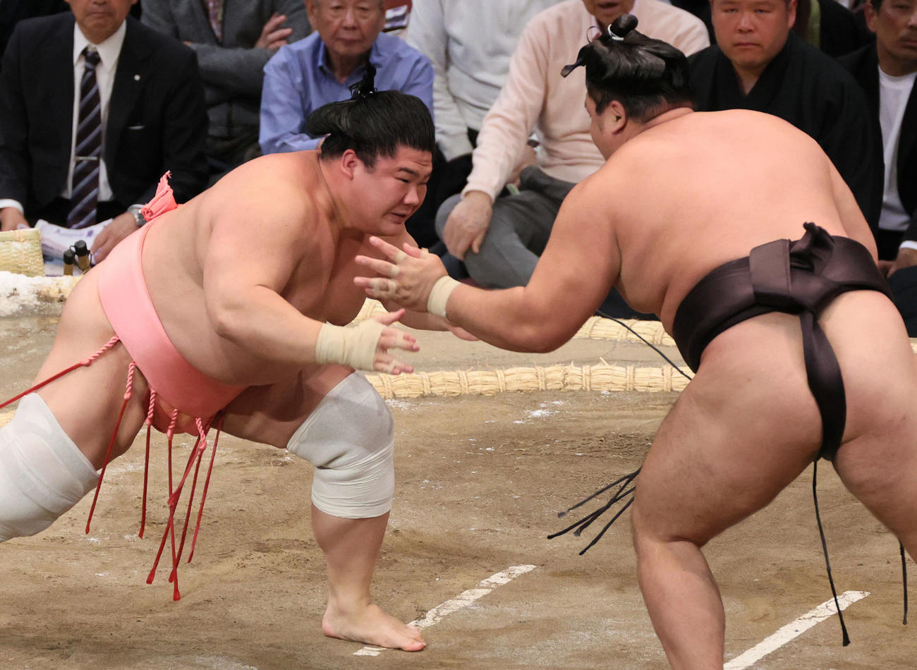 大相撲九州場所　2日目　宇良は突き落としで霧島を破る（撮影・加藤孝規）