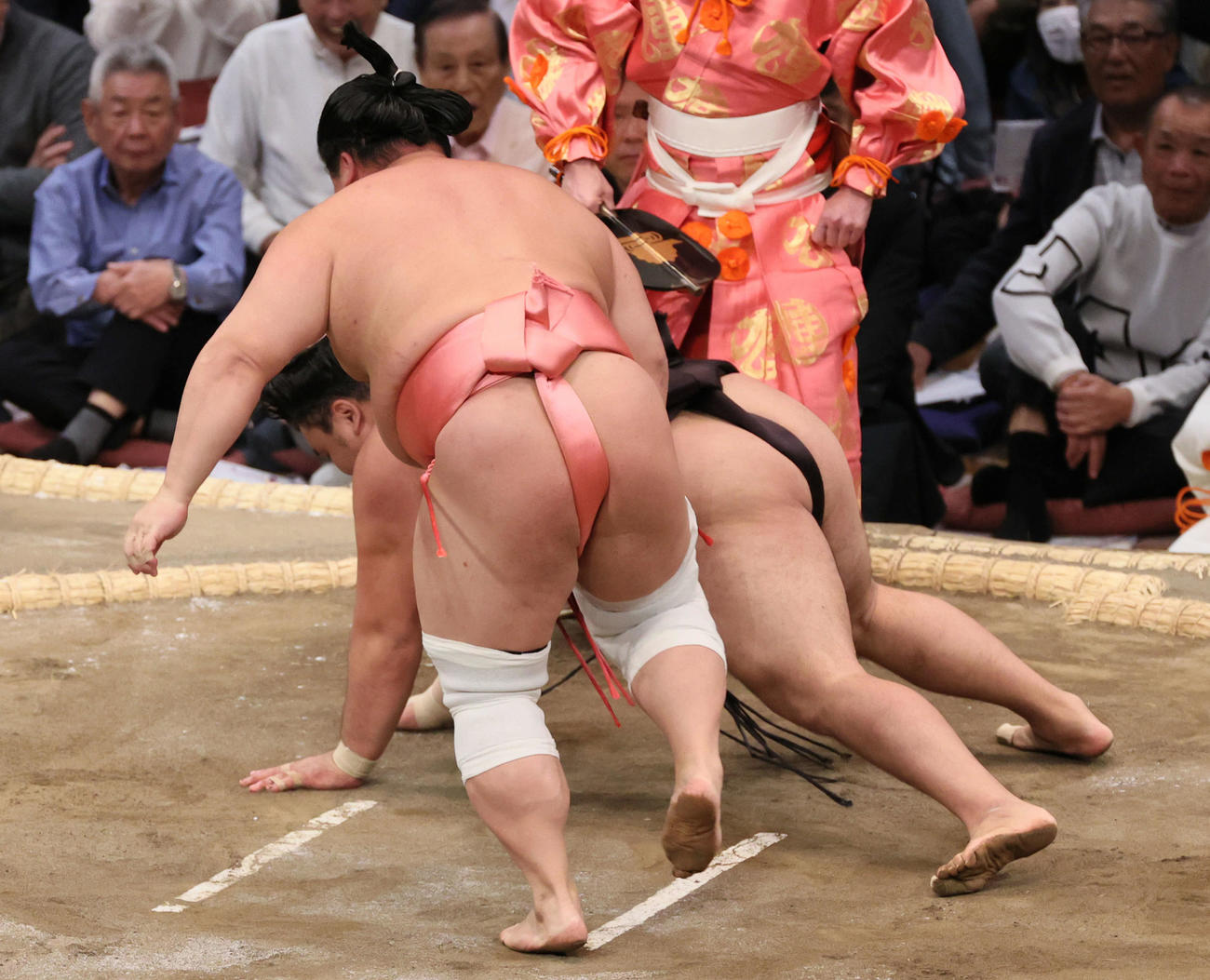 大相撲九州場所　2日目　宇良は突き落としで霧島を破る（撮影・加藤孝規）
