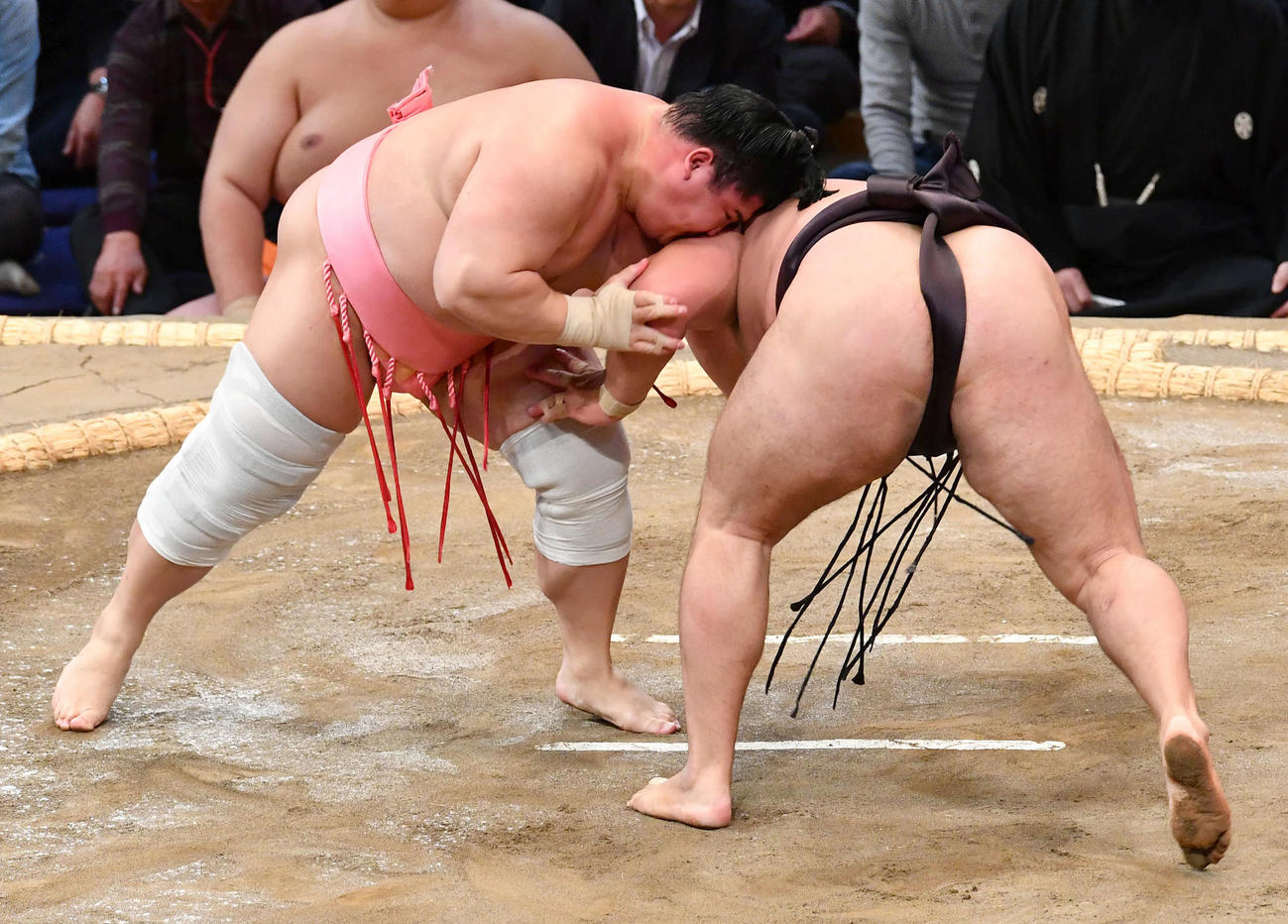 大相撲九州場所2日目　宇良（左）は霧島を突き落としで破る（撮影・岩下翔太）