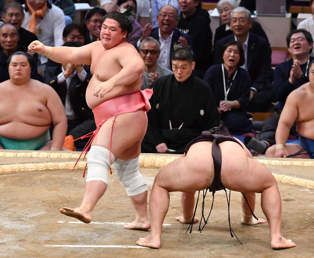 大相撲九州場所2日目　宇良（左）は霧島を突き落としで破る（撮影・岩下翔太）