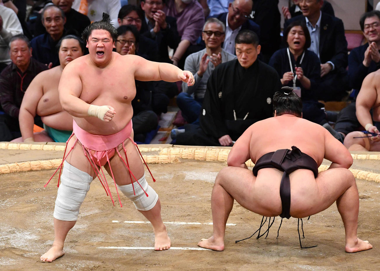 大相撲九州場所2日目　霧島（右）を突き落としで破り、雄たけびをあげる宇良（撮影・岩下翔太）