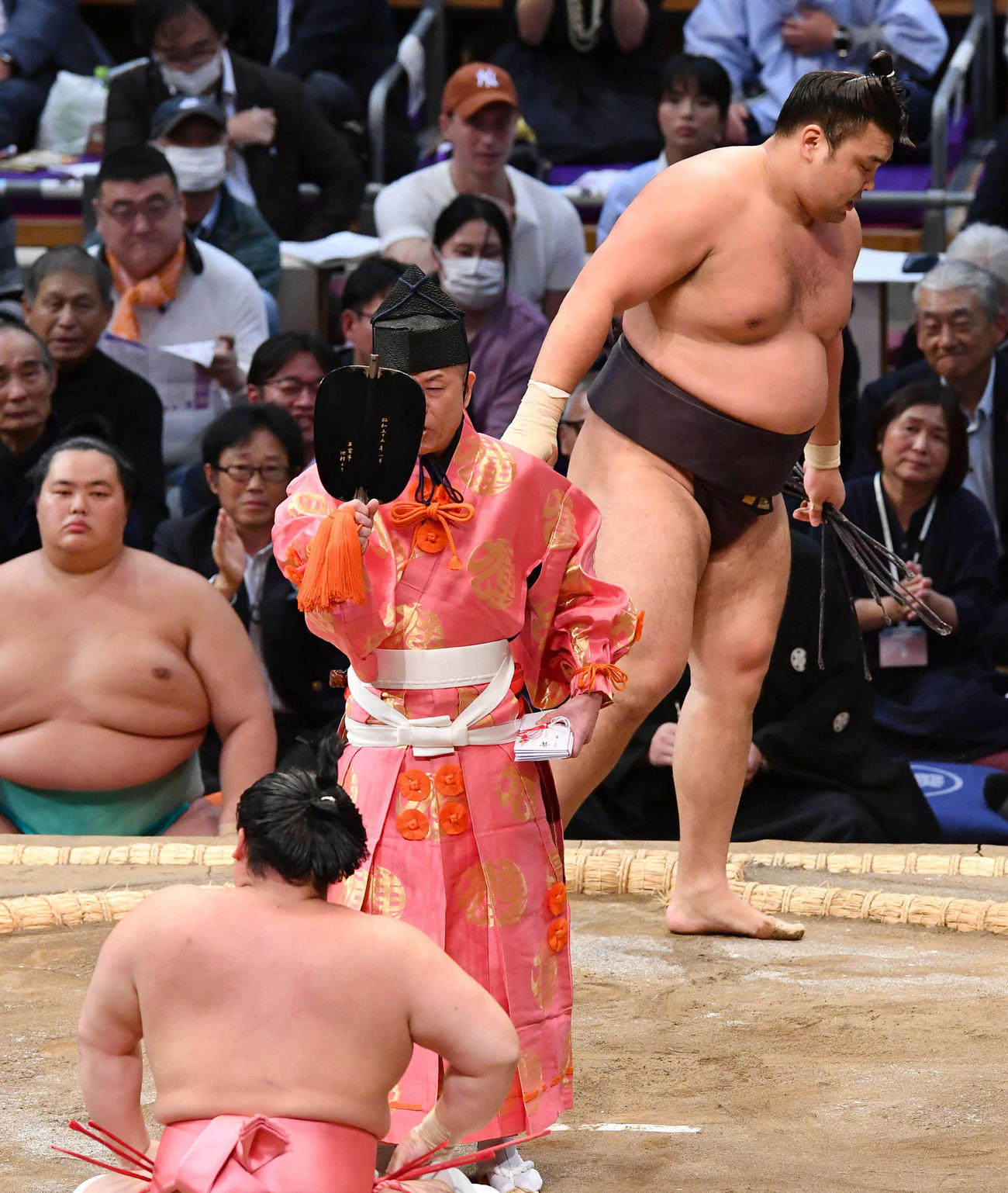 大相撲九州場所2日目　突き落としで宇良（手前）に敗れ、肩を落として土俵を下りる霧島（撮影・岩下翔太）