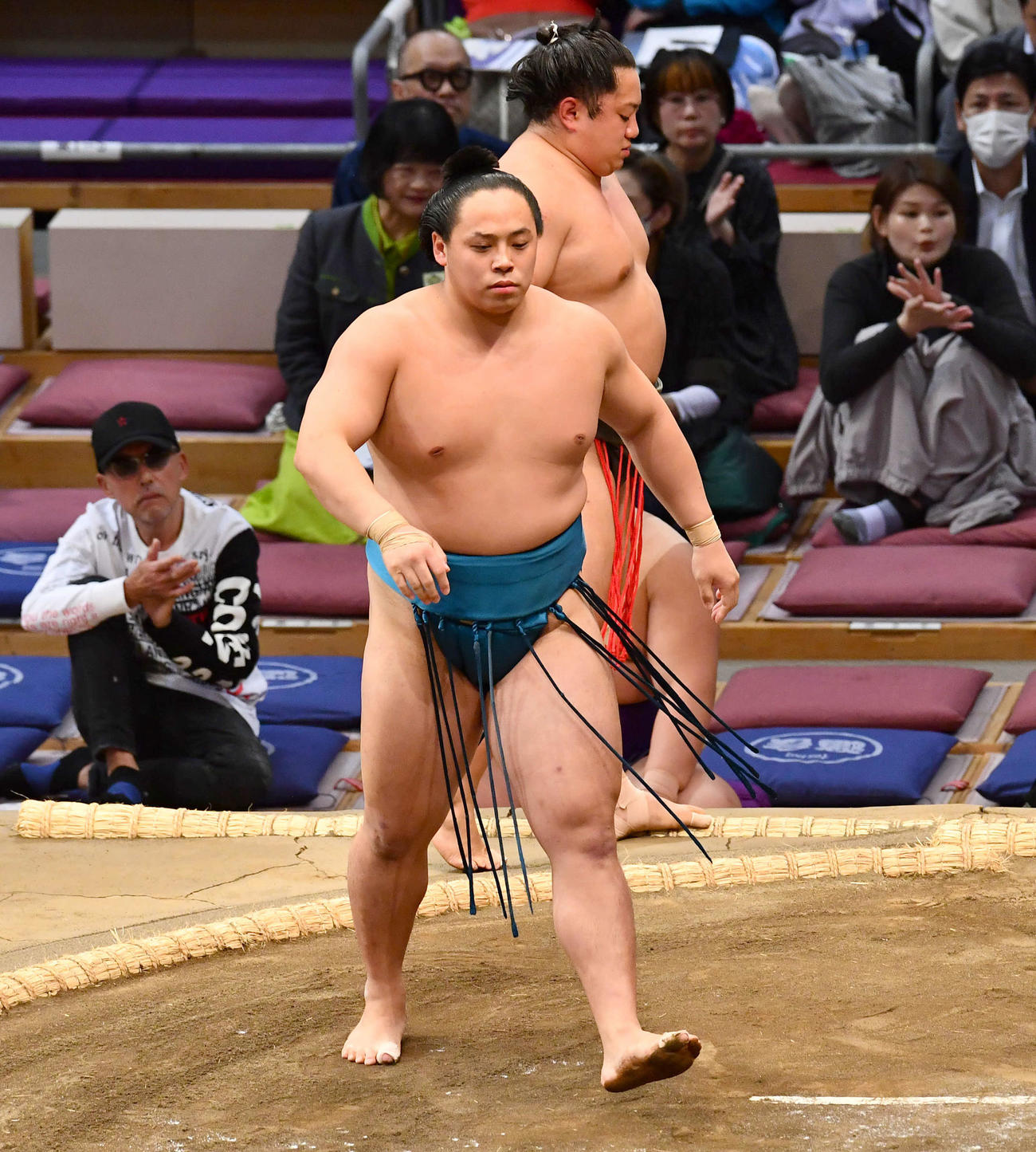 大相撲九州場所3日目　寄り切りで宮城（奥）を破った琴栄峰（撮影・岩下翔太）