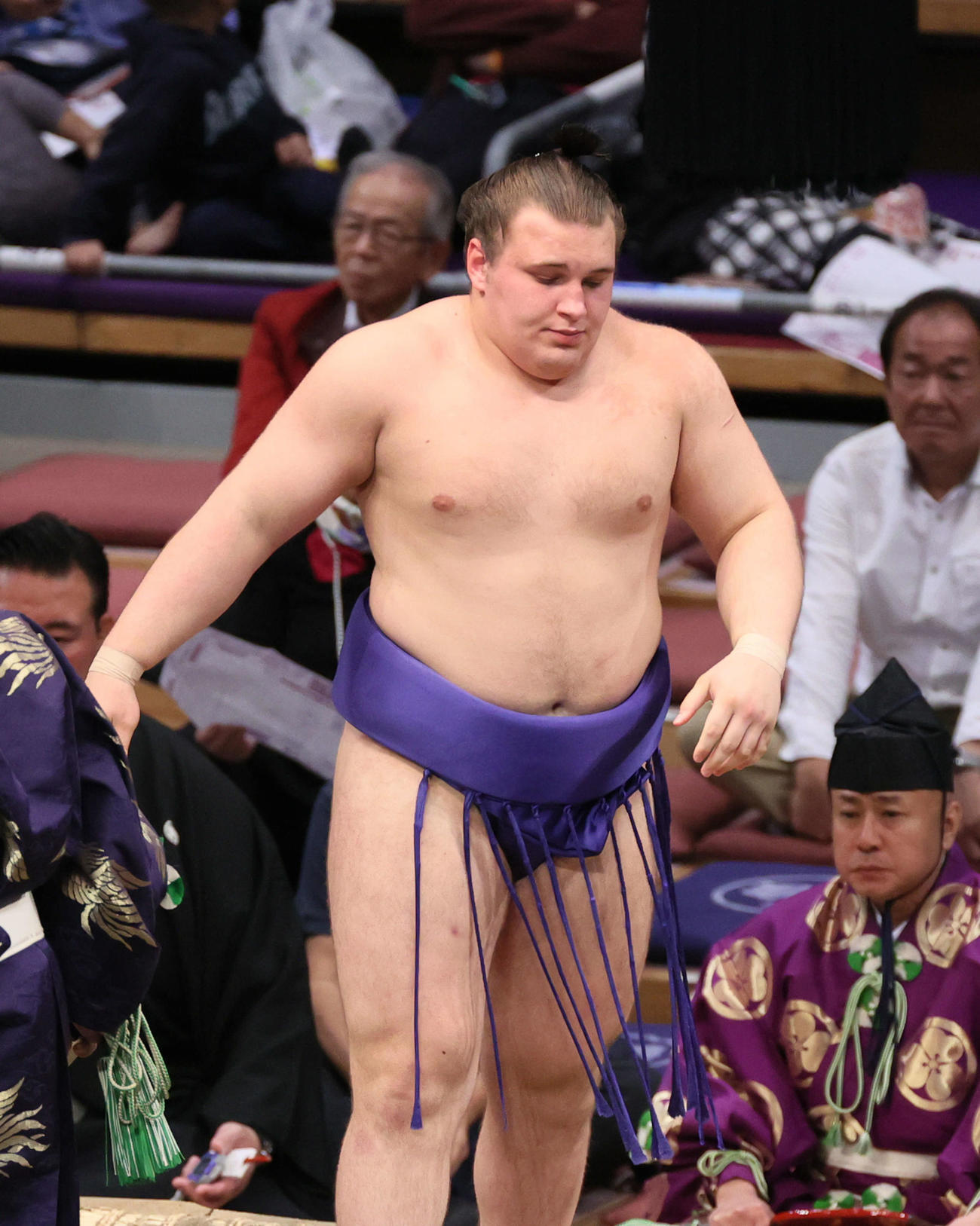 大相撲九州場所　3日目　安青錦は押し出しで阿武咲を破る（撮影・加藤孝規）