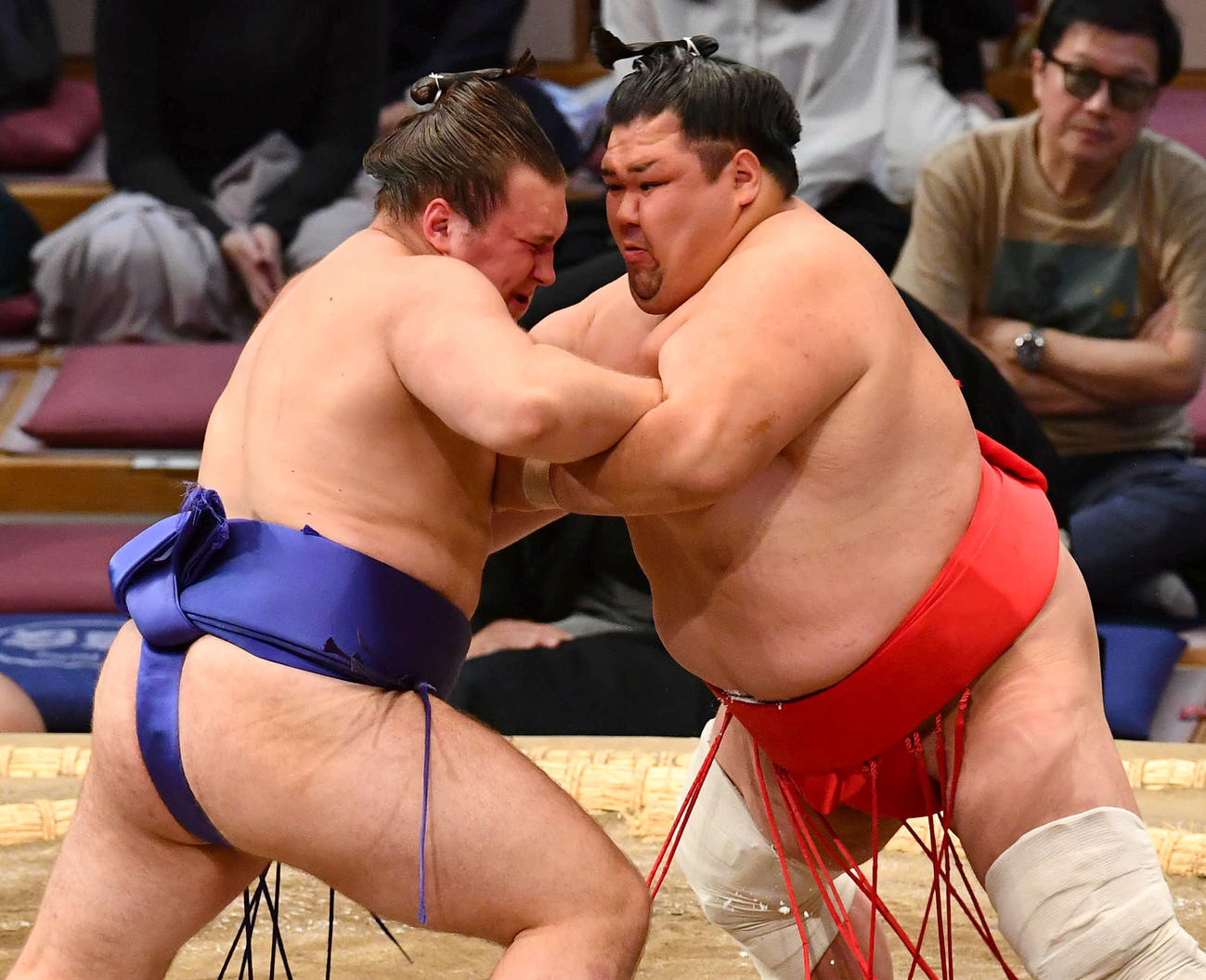 大相撲九州場所3日目　阿武咲（右）を攻める安青錦（撮影・岩下翔太）