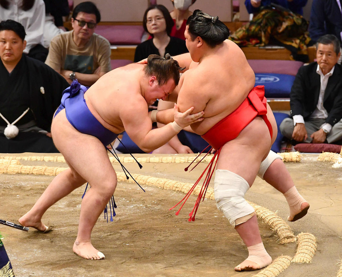 大相撲九州場所3日目　阿武咲（右）を攻める安青錦（撮影・岩下翔太）