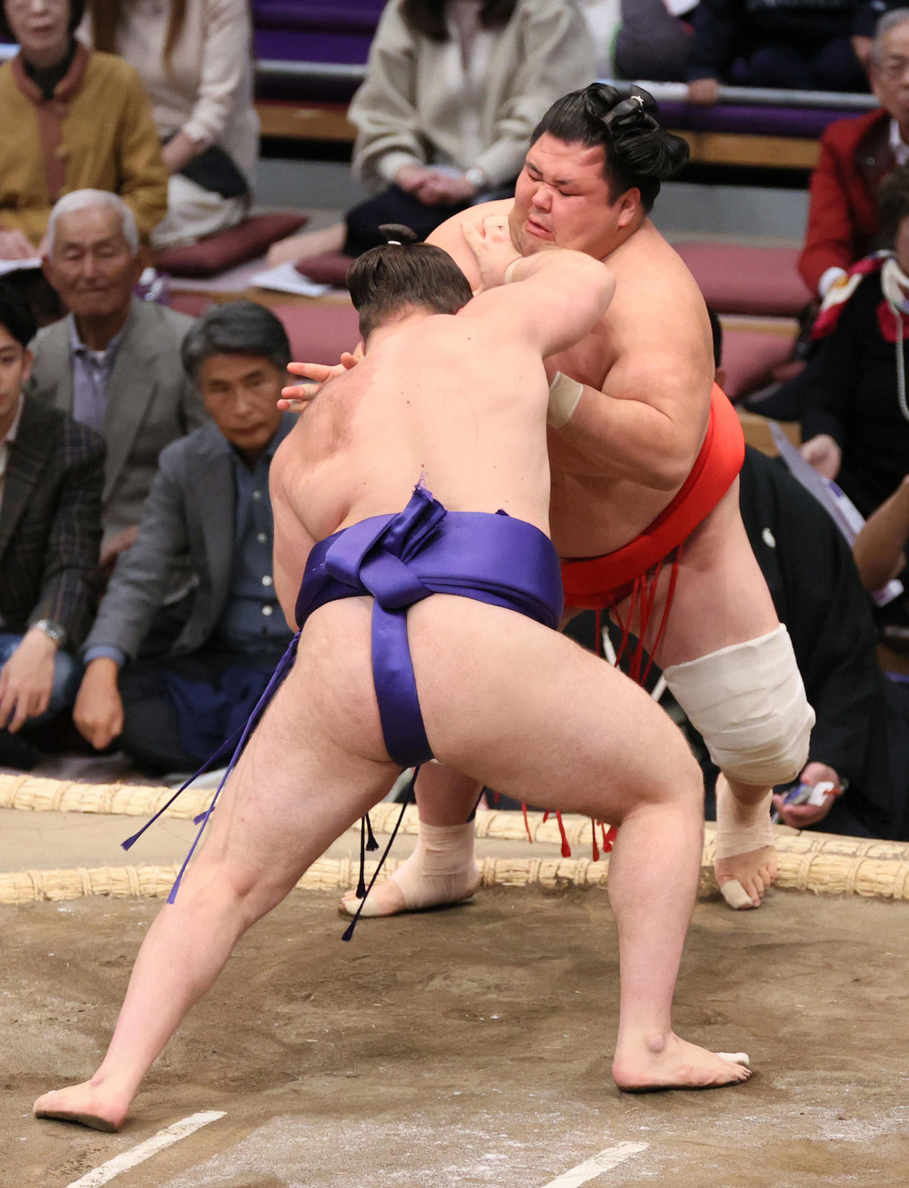 大相撲九州場所　3日目　安青錦は押し出しで阿武咲を破る（撮影・加藤孝規）